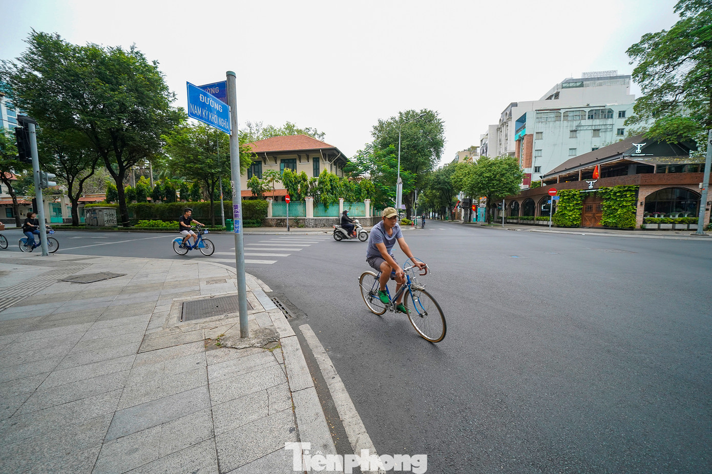 Đoàn người đạp xe khá thoải mái ở ngã tư Nguyễn Thị Minh Khai - Nam Kỳ Khởi Nghĩa.