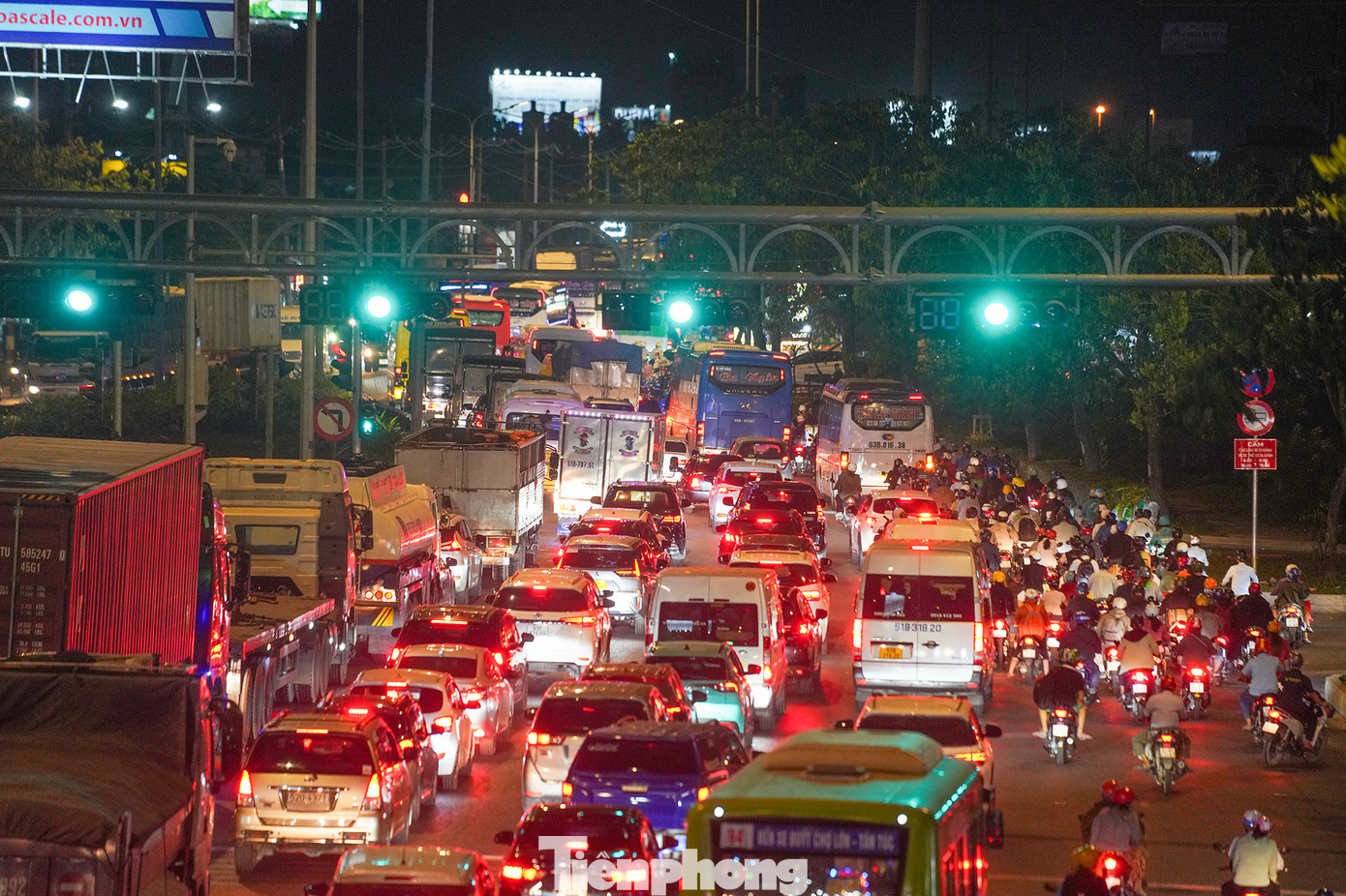 Ở chiều ngược lại, dòng xe lưu thông thẳng hướng các tỉnh miền Đông và vào đại lộ Võ Văn Kiệt thông thoáng. Ở chiều ngược lại, dòng xe lưu thông thẳng hướng các tỉnh miền Đông và vào đại lộ Võ Văn Kiệt thông thoáng.