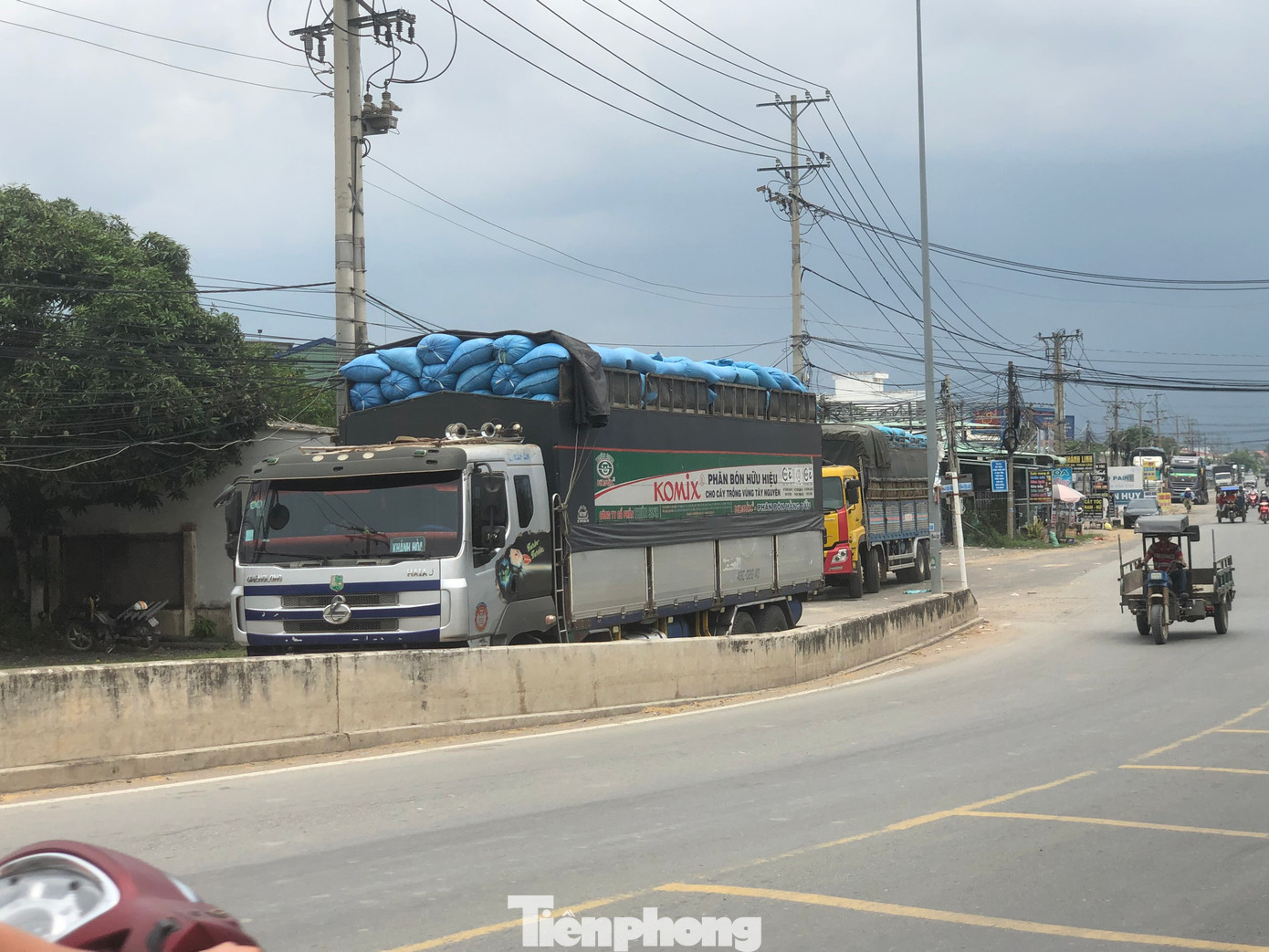 Nhiều xe chở lúa còn cố nhồi nhét, rất dễ gây họa cho người đi xe máy nếu hàng hóa rơi xuống đường.