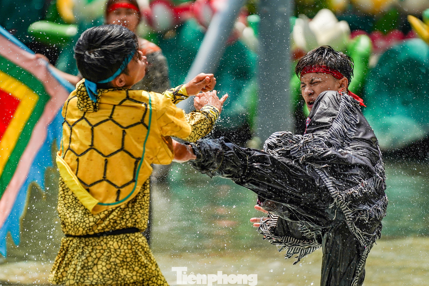 Chương trình sân khấu hoá truyền thuyết dựng lại tích Sơn Tinh-Thuỷ Tinh do CVVH Suối Tiên và Liên đoàn Võ cổ truyền TPHCM phối hợp dàn dựng thu hút khán giả thưởng thức, nhất là các em nhỏ. Chương trình có sự tham gia của gần 100 Võ sinh đến từ Liên đoàn Võ cổ truyền TPHCM cùng với những màn đấu võ thuật kịch tính, đẹp mắt và lôi cuốn hứa hẹn mang lại cho du khách những giây phút giải trí thoải mái và thú vị.