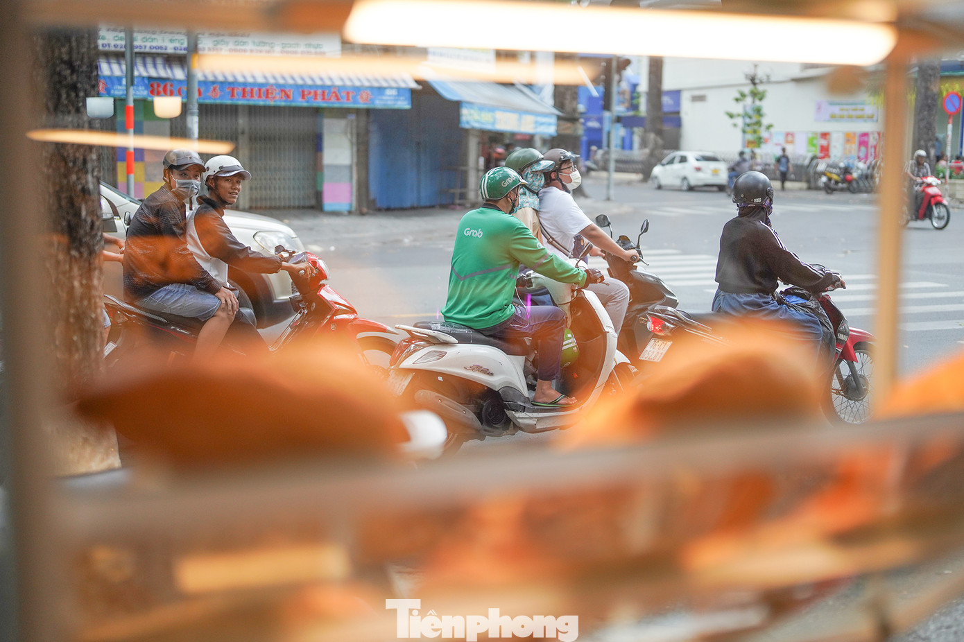 Để thu hút khách hàng, tiệm nặn bánh mì hình con ếch, cá sấu, cá chép, cua, tôm, bạch tuộc. Trong số những bánh mì hình con vật, loại cá sấu, cua, ếch cỡ nhỏ và trung bán chạy nhất. Những chiếc bánh trưng bày trên vỉa hè luôn thu hút ánh nhìn của những người đi ngang qua.