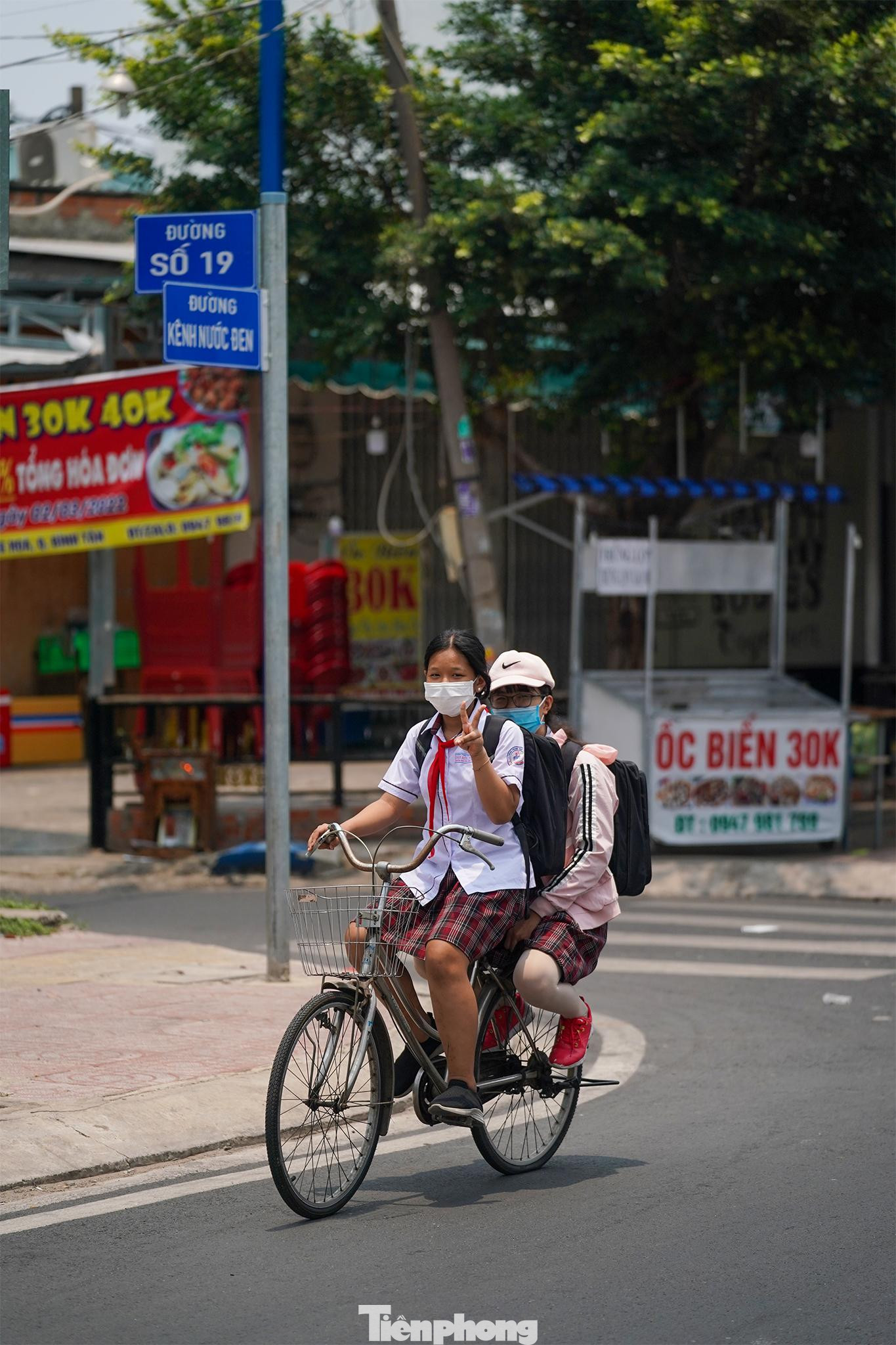 Sau khi cải tạo, lòng kênh được nạo vét, hai bên bờ được kè lại chắc chắn, lắp lan can cao hơn 1,5 m và làm vỉa hè rộng gần một mét cho người đi bộ. &quot;Anh thấy đó, giờ nhìn mấy đứa nhỏ chạy xe đến trường mà mình mát ruột, không nghĩ có một ngày đoạn đường này có kè, có vỉa hè, có cống...&quot;, ông Lê Quốc Tự, nhà ở đường Kênh Nước Đen hơn 10 năm xúc động.