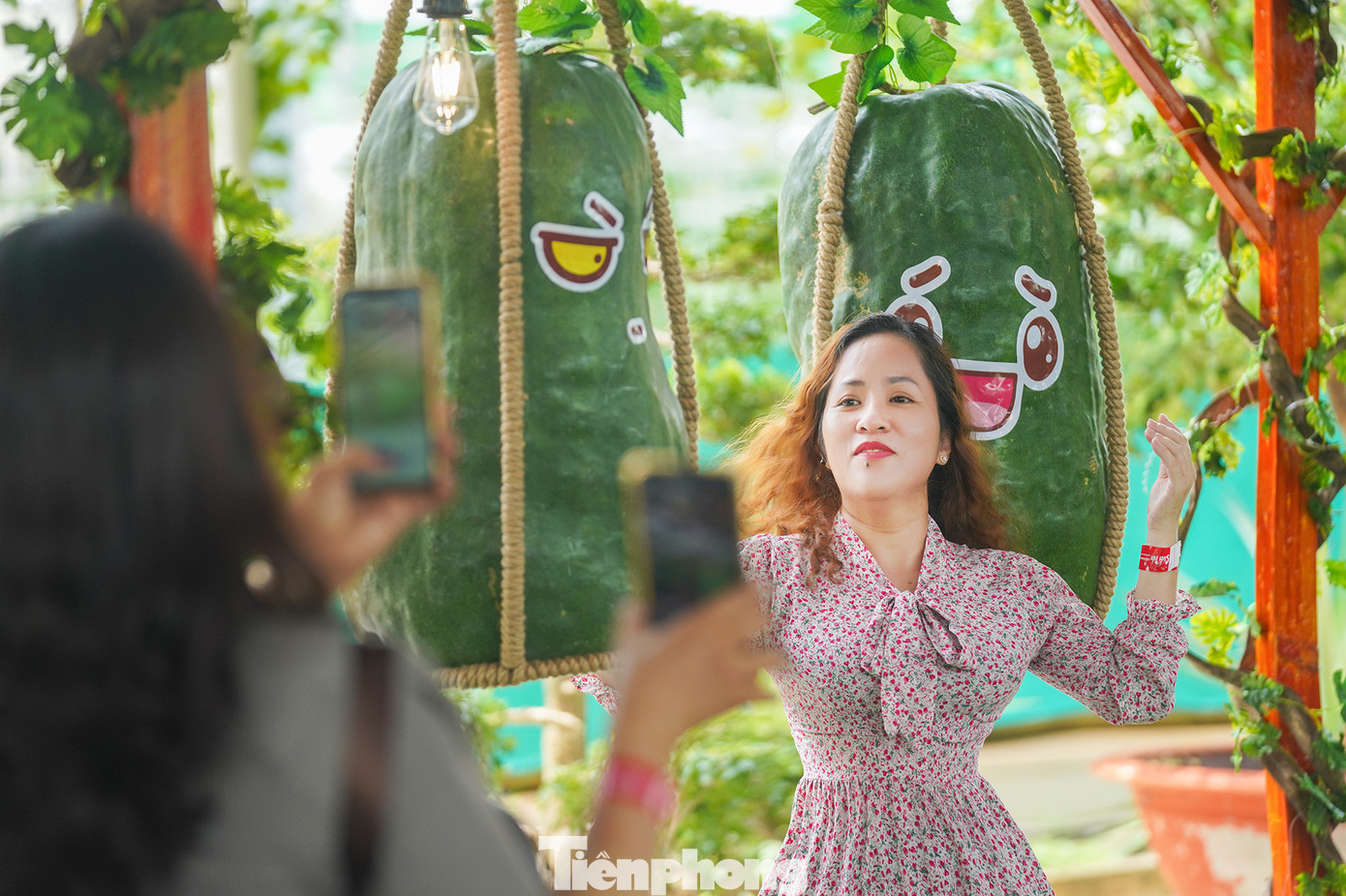 "Nhìn hay lắm, lần đầu tôi mới thấy mấy trái bí đao như thế này. Tôi đang háo hức chờ xem triển lãm tạo hình trái cây nghệ thuật và mấy chú bò sát trong ngày hội sinh vật cảnh", chị Lê Thu Thảo (ngụ quận 7) chia sẻ.