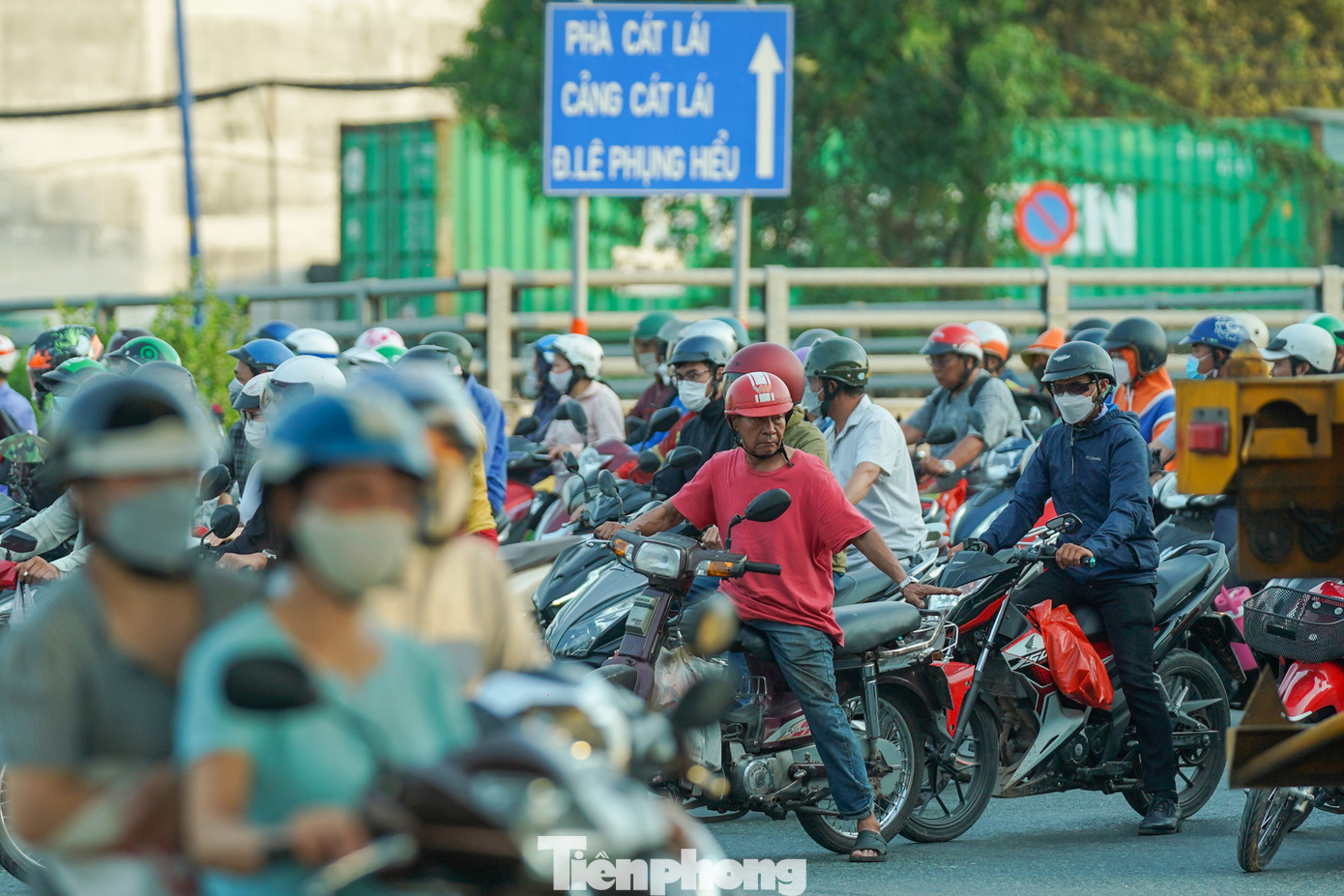 &quot;Mỗi lần chạy qua đây là quan sát 360 độ luôn chứ không đùa. Nhìn trái, nhìn phải, ngang dọc muốn hoa cả mắt&quot;, bà Nguyễn Thị Thành, tiểu thương ngụ quận 7 chia sẻ.