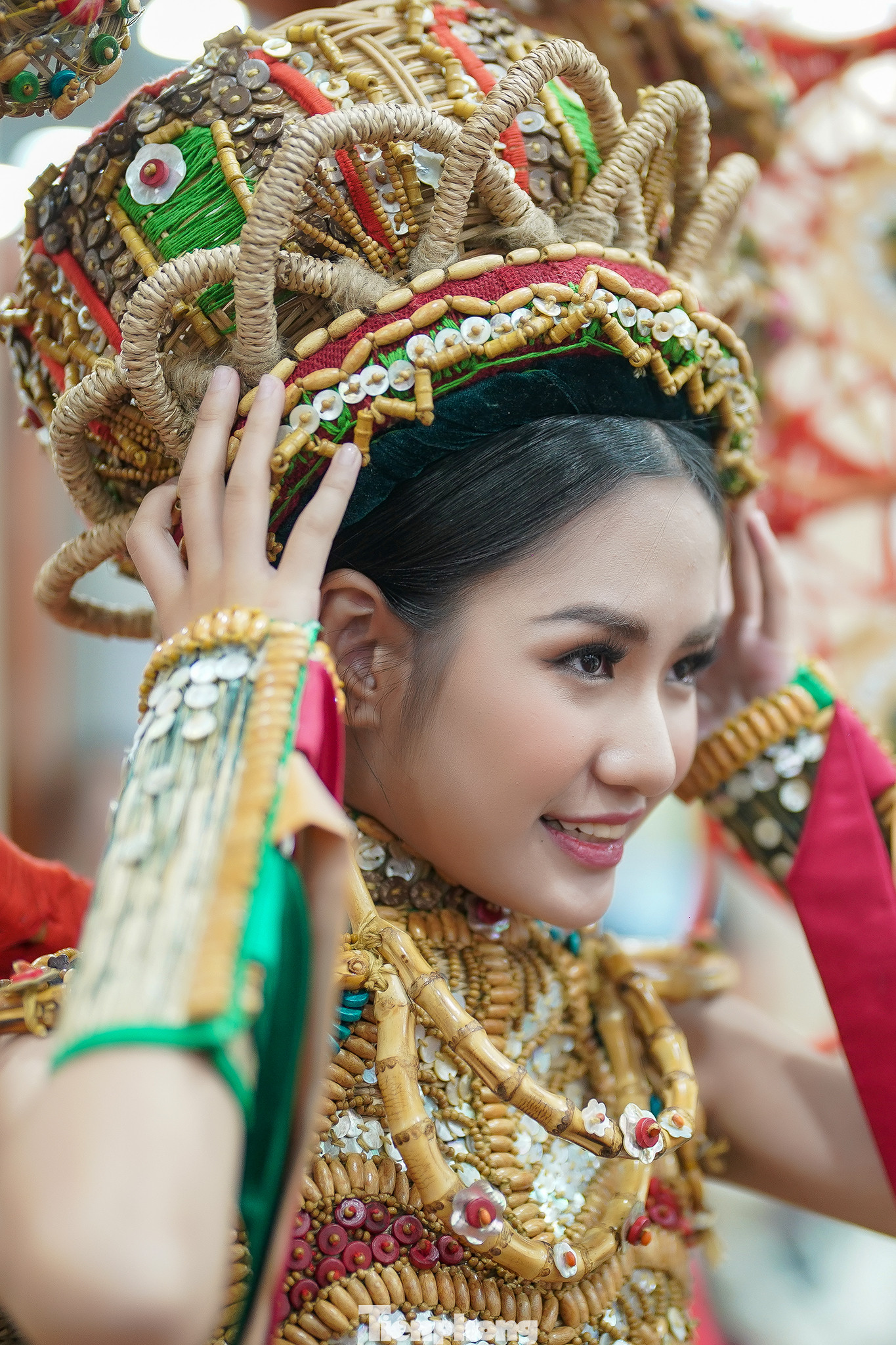 Trong đêm bán kết Hoa hậu Môi trường Thế giới 2023 diễn ra tối 1/3, Nguyễn Thanh Hà là người đẹp đầu tiên vào top 10 khi chiến thắng hạng mục Trang phục Môi trường, tác phẩm mang tên Hồn nước được thiết kế công phu từ chất liệu lục bình và chiếu cói của NTK Nguyễn Hữu Bình.