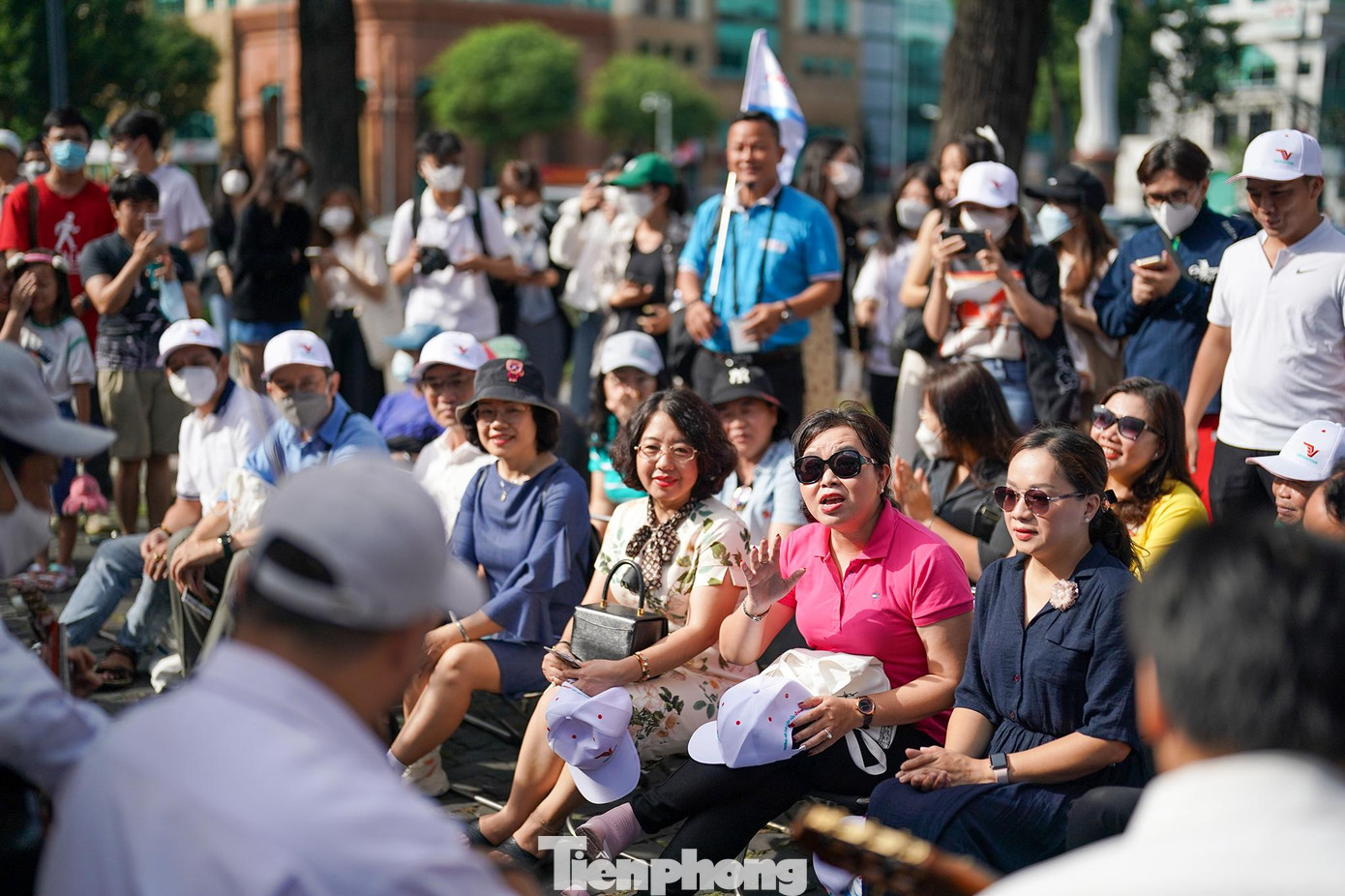 Một vị khách trong tour ngẫu hứng cùng ban nhạc.