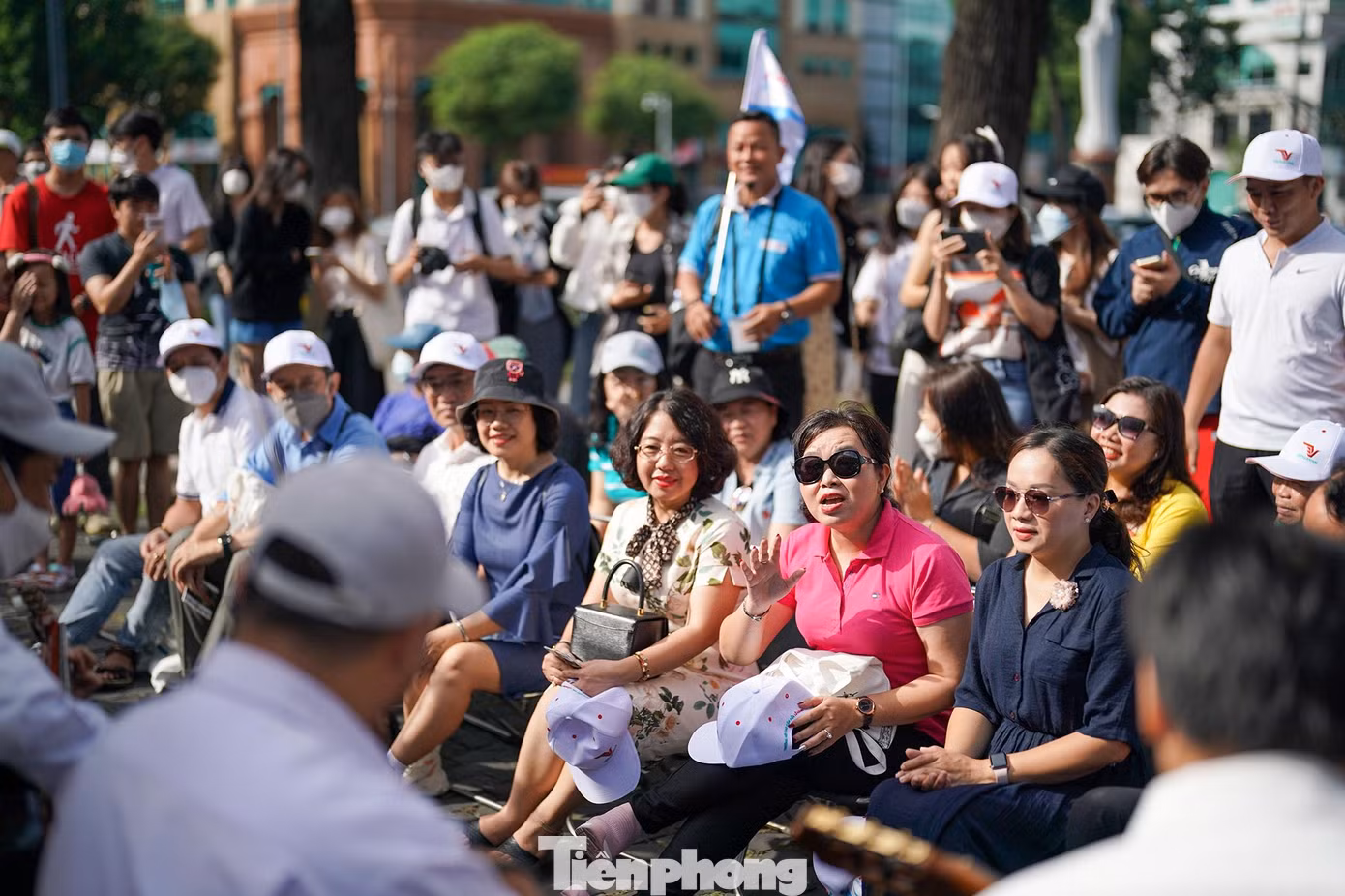Một vị khách trong tour ngẫu hứng cùng ban nhạc.