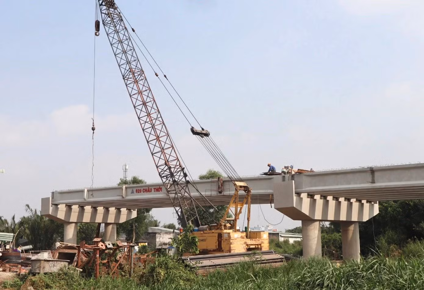 Thi công lao lắp dầm trên tuyến chính dự án ĐT830E. Thi công lao lắp dầm trên tuyến chính dự án ĐT830E.
