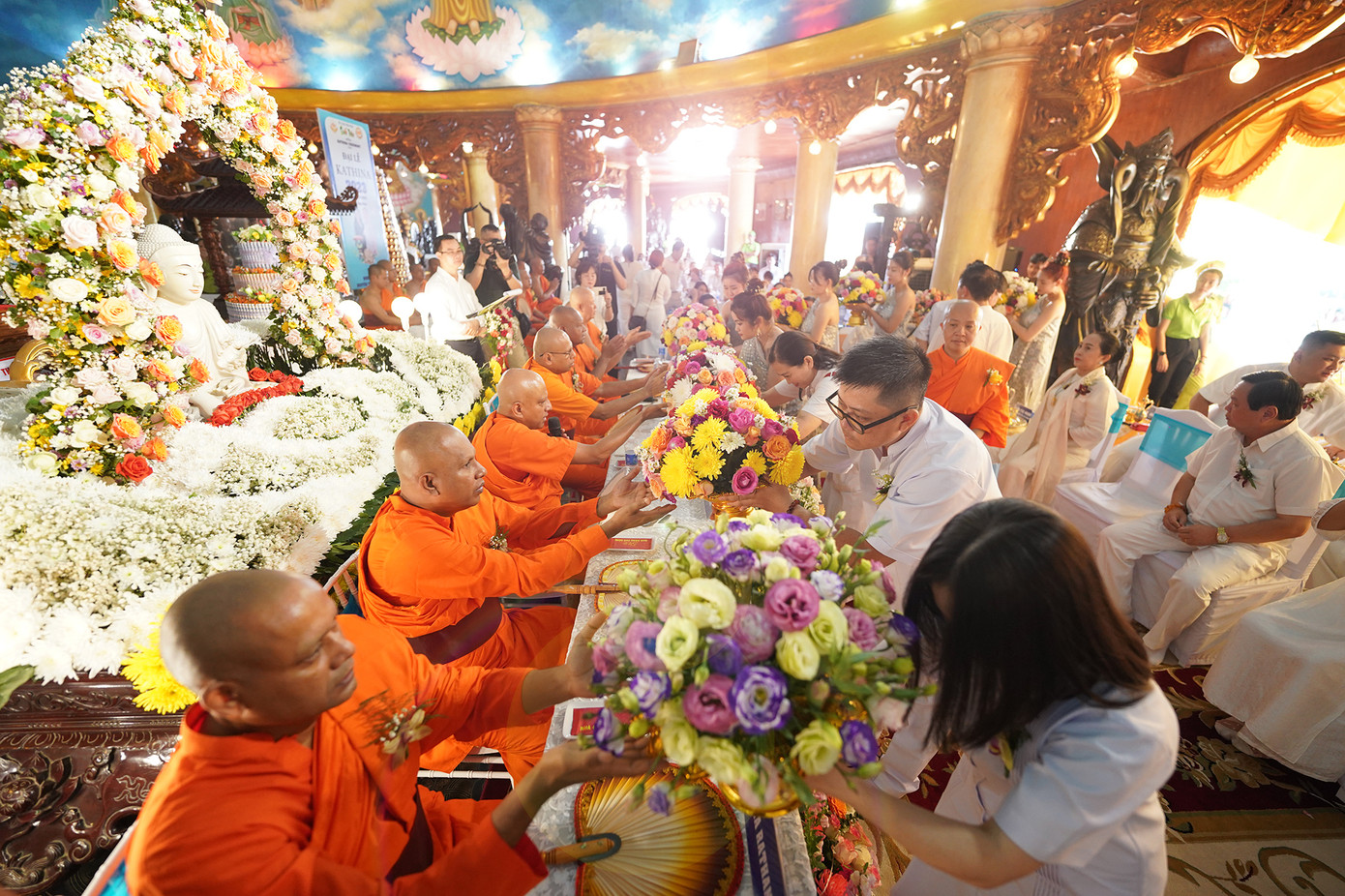 Theo BTC, các vị đại tăng sẽ chứng minh cho tấm lòng thành dâng y, dâng lễ cúng dường của các Phật tử.