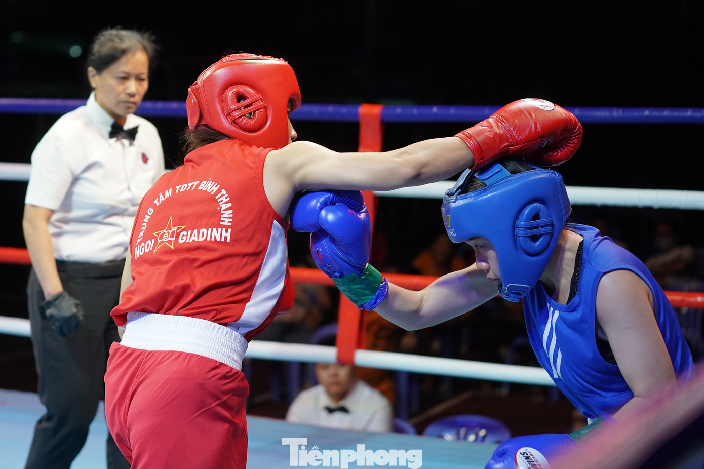 Hai võ sĩ đã cống hiến cho khán giả trận đấu hay với nhiều pha ăn miếng trả miếng. Hai võ sĩ đã cống hiến cho khán giả trận đấu hay với nhiều pha ăn miếng trả miếng.