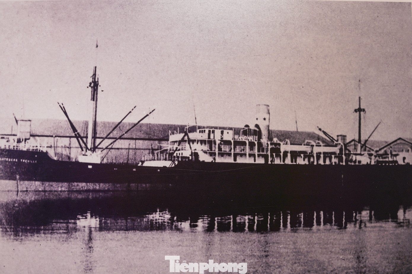 Ngày 4/6/1911, Nguyễn Tất Thành lấy tên là Văn Ba rời phân cuộc Liên Thành thương quán xuống tàu của Pháp mang tên Amiral Latouche Treville. Ngày 5/6/1911 con tàu rời cảng Nhà Rồng đưa người thanh niên Việt Nam yêu nước ra đi tìm con đường cứu nước.