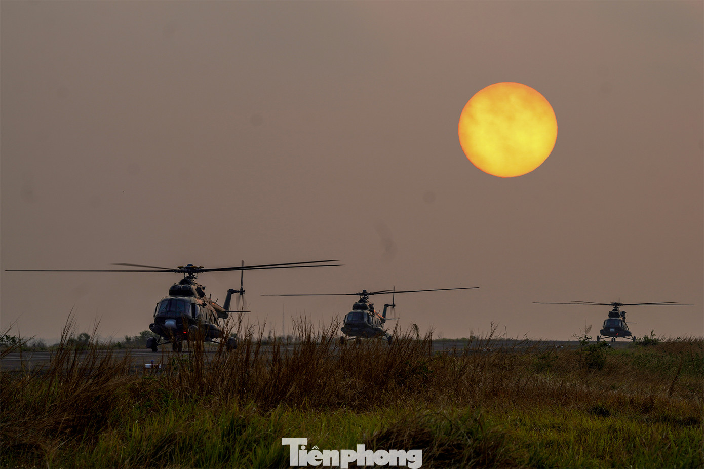 Khi trời vừa bừng sáng, các phi công trực thăng đã hoàn tất những khâu chuẩn bị, kiểm tra sức khoẻ trước khi lên buồng lái.