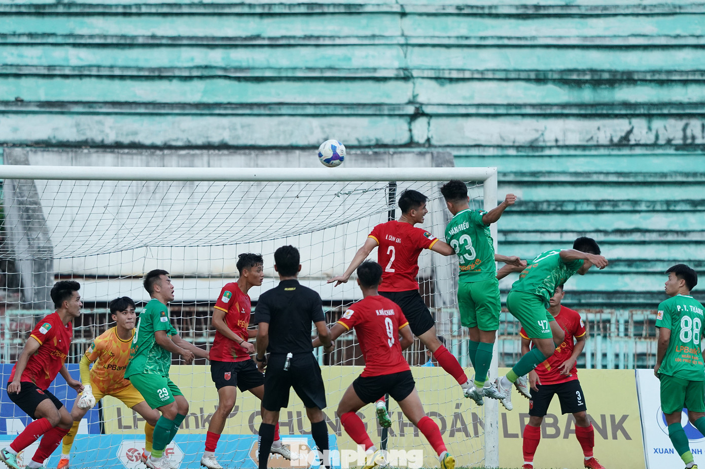 Mặc dù phải làm khách trước đội bóng Long An nhưng so về lực lượng, phong độ đội bóng Phù Đổng Ninh Bình được đánh giá cao hơn rất nhiều. Ở trận đấu lượt đi, đội khách cũng có chiến thắng nhẹ nhàng 2-0 trước đội bóng Long An.