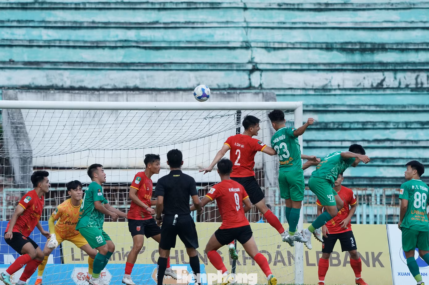 Mặc dù phải làm khách trước đội bóng Long An nhưng so về lực lượng, phong độ đội bóng Phù Đổng Ninh Bình được đánh giá cao hơn rất nhiều. Ở trận đấu lượt đi, đội khách cũng có chiến thắng nhẹ nhàng 2-0 trước đội bóng Long An.