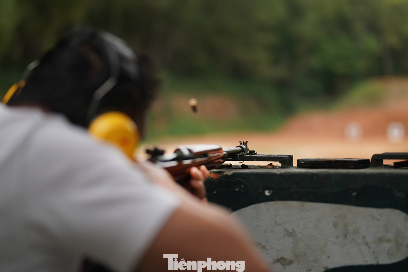 Anh Chan - du khách Malaysia, cùng con trai trải nghiệm bắn đạn thật. Theo quan sát, anh mua ba lần vé, mỗi vé 10 viên để trải nghiệm bắn đạn thật.