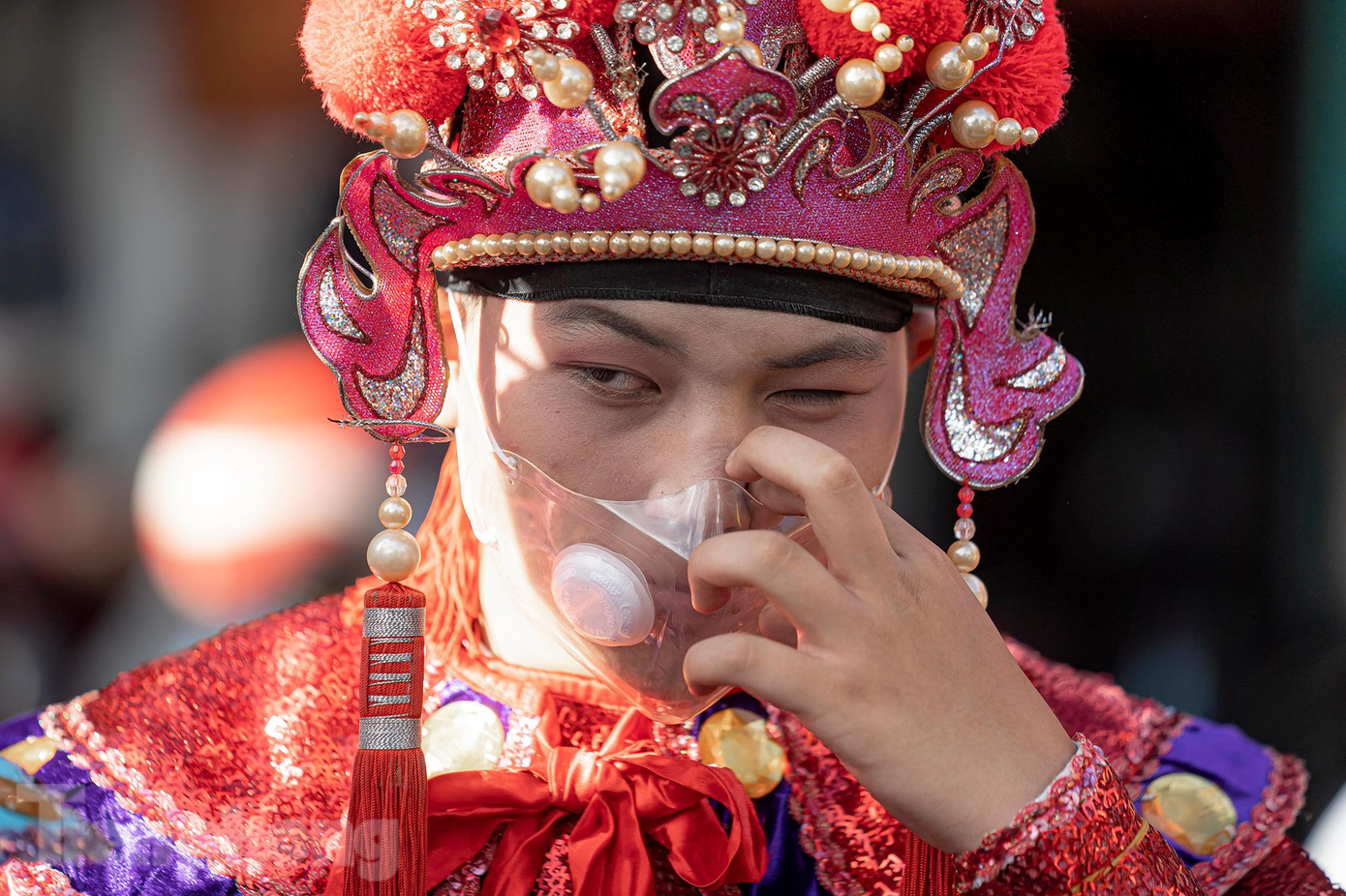 Đây là lần đầu tiên "tướng" Lê Ngô Minh Trí (ngụ quận 8) được bạn bè mời tham gia lễ diễu hành. "Giữa trưa nắng mặc cổ trang hơi nóng tí nhưng không sao, vui là chính", Trí vui vẻ nói. Đây là lần đầu tiên "tướng" Lê Ngô Minh Trí (ngụ quận 8) được bạn bè mời tham gia lễ diễu hành. "Giữa trưa nắng mặc cổ trang hơi nóng tí nhưng không sao, vui là chính", Trí vui vẻ nói.