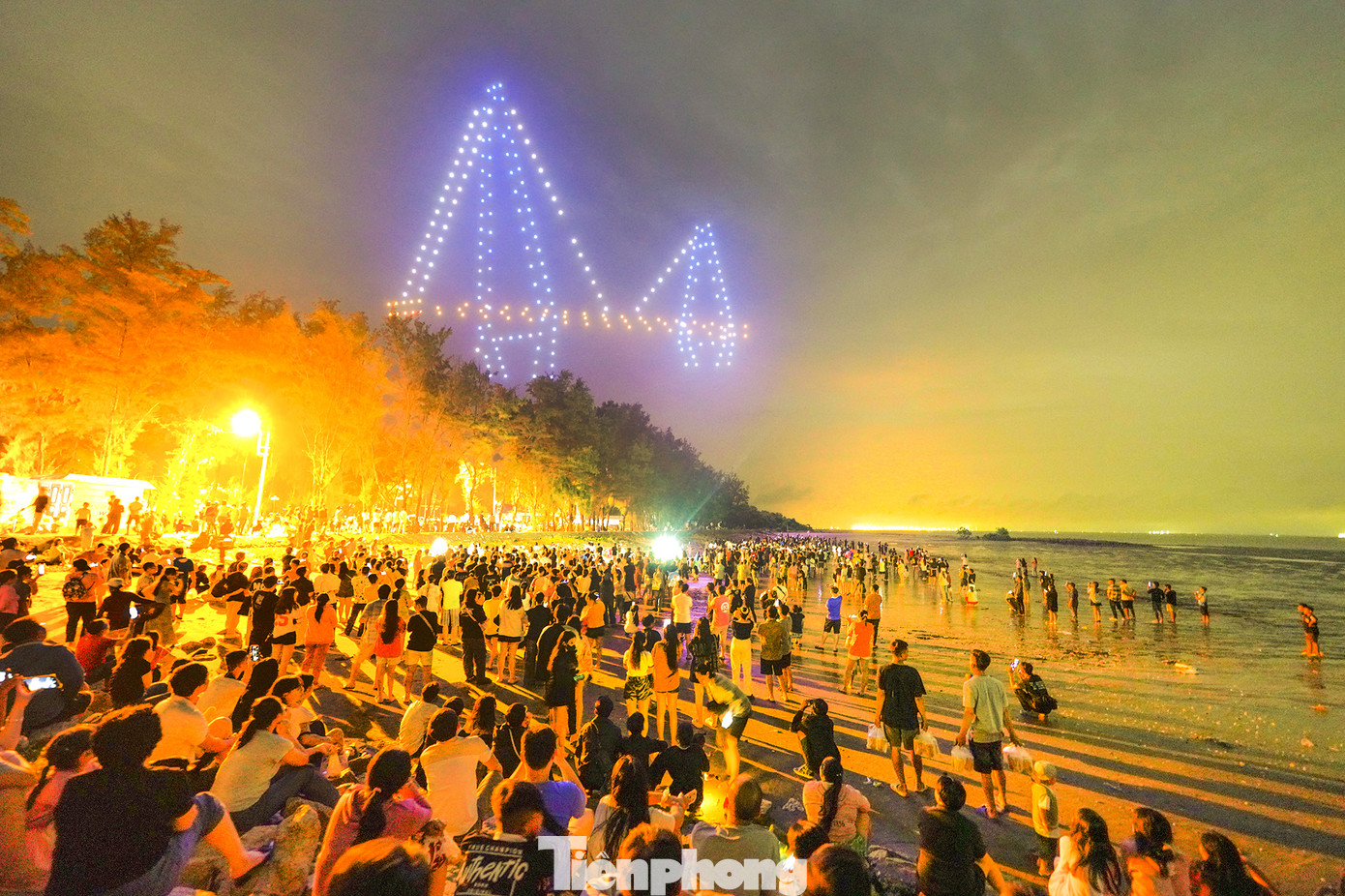 Hình ảnh Cầu Bình Khánh bắc qua sông Soài Rạp, nối huyện Nhà Bè và Cần Giờ của TPHCM sẽ thay thế phà Bình Khánh, kết nối trực tiếp huyện Nhà Bè với huyện Cần Giờ dài 2,76 km, tĩnh không cao 55 m, nhịp chính dài 375 m bắc qua sông Soài Rạp (nối huyện Nhà Bè và Cần Giờ) được khởi công tháng 8.2015 với tổng vốn đầu tư hơn 2.800 tỉ đồng. Cầu này dự kiến hoàn thành năm 2025 cùng với cao tốc Bến Lức - Long Thành.