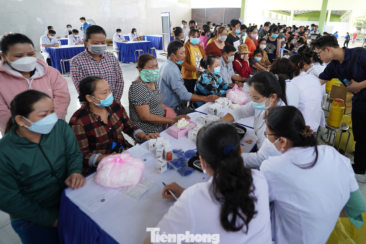 Rất đông người dân đến với ngày hội để được khám chữa bệnh và nhận thuốc.