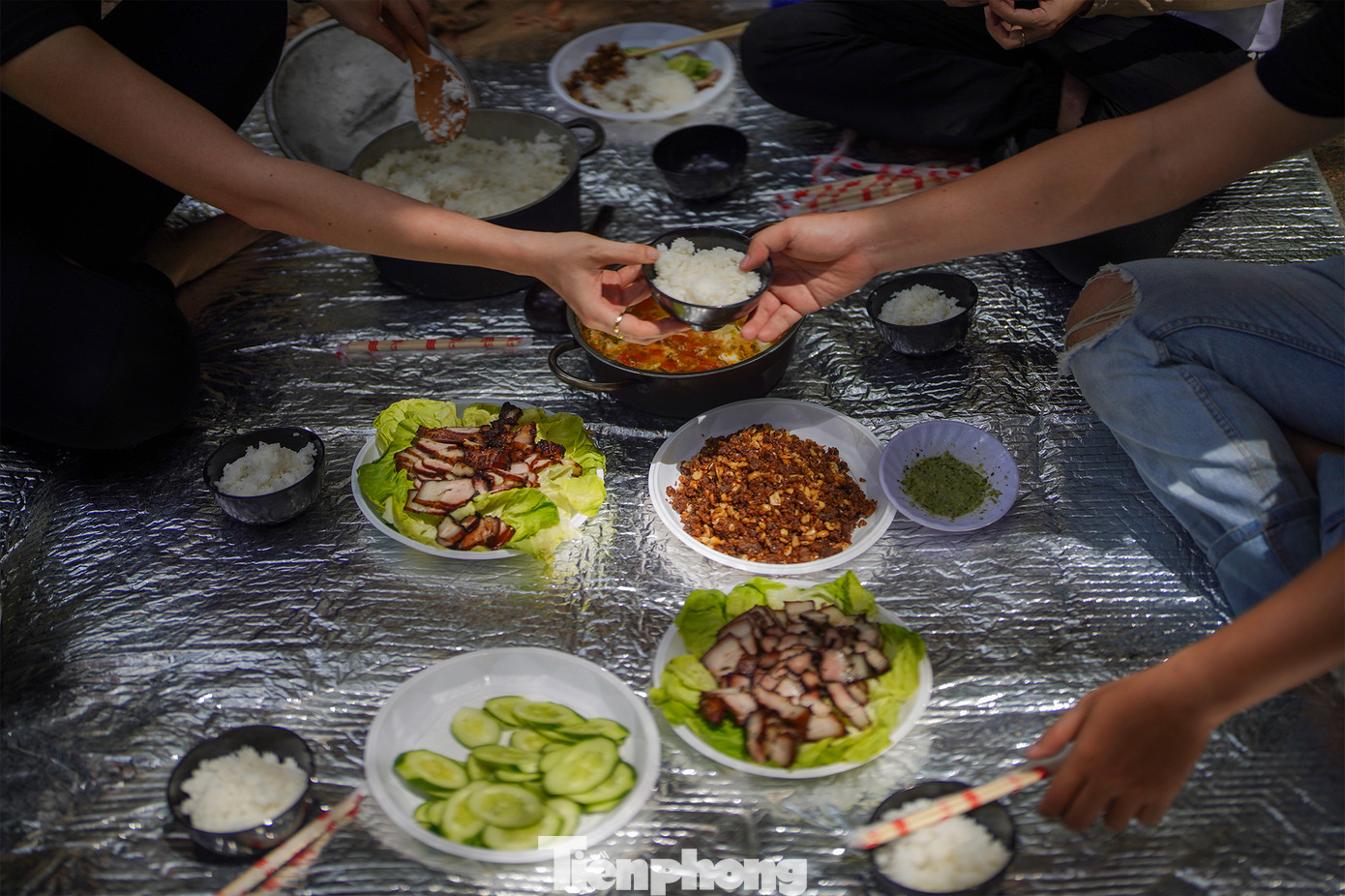 Trong khi du khách đi bộ thì đội hỗ trợ đã chuẩn bị cơm trưa. Nhóm khách trong ảnh được phục vụ món thịt lợn xông khói nướng hạt dỗi khá độc đáo của địa phương. Dòng nước suối nơi cấm trại mát lạnh đến nỗi có thể ngâm cả chai nước ngọt, đợi tầm 15 phút là có thể thưởng thức. Trong khi du khách đi bộ thì đội hỗ trợ đã chuẩn bị cơm trưa. Nhóm khách trong ảnh được phục vụ món thịt lợn xông khói nướng hạt dỗi khá độc đáo của địa phương. Dòng nước suối nơi cấm trại mát lạnh đến nỗi có thể ngâm cả chai nước ngọt, đợi tầm 15 phút là có thể thưởng thức.