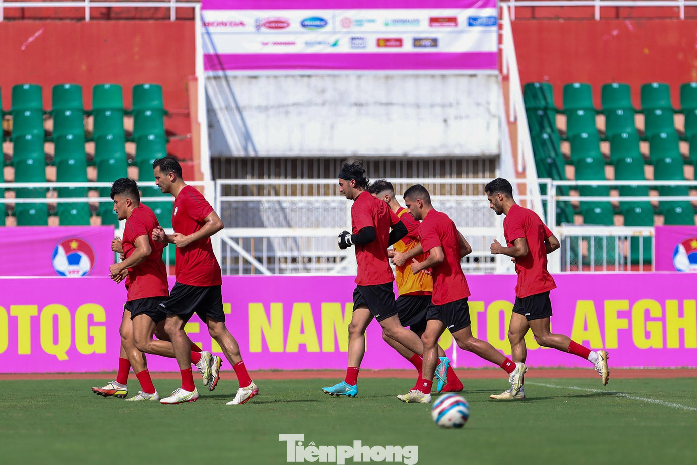 Afghanistan cũng là đội bóng hiếm hoi được sự hỗ trợ của FIFA về tài chính, đồng thời FIFA cũng khuyến khích các đội tuyển quốc gia khác tạo điều kiện thi đấu giao hữu với Afghanistan.