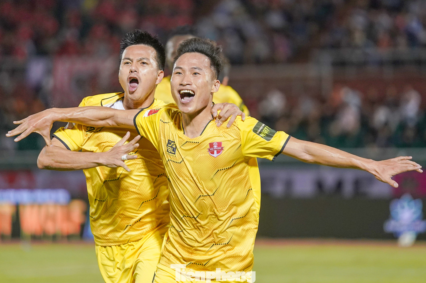 Phút 39, Triệu Việt Hưng đưa CLB Hải Phòng vươn lên dẫn trước. Từ quả treo bóng của Nguyễn Văn Minh bên cánh trái, Nguyễn Hữu Sơn xâm nhập vùng cấm, đánh đầu chuyền vào cho Triệu Việt Hưng đánh đầu ghi bàn. Đây là cầu thủ được HAGL cho mượn.