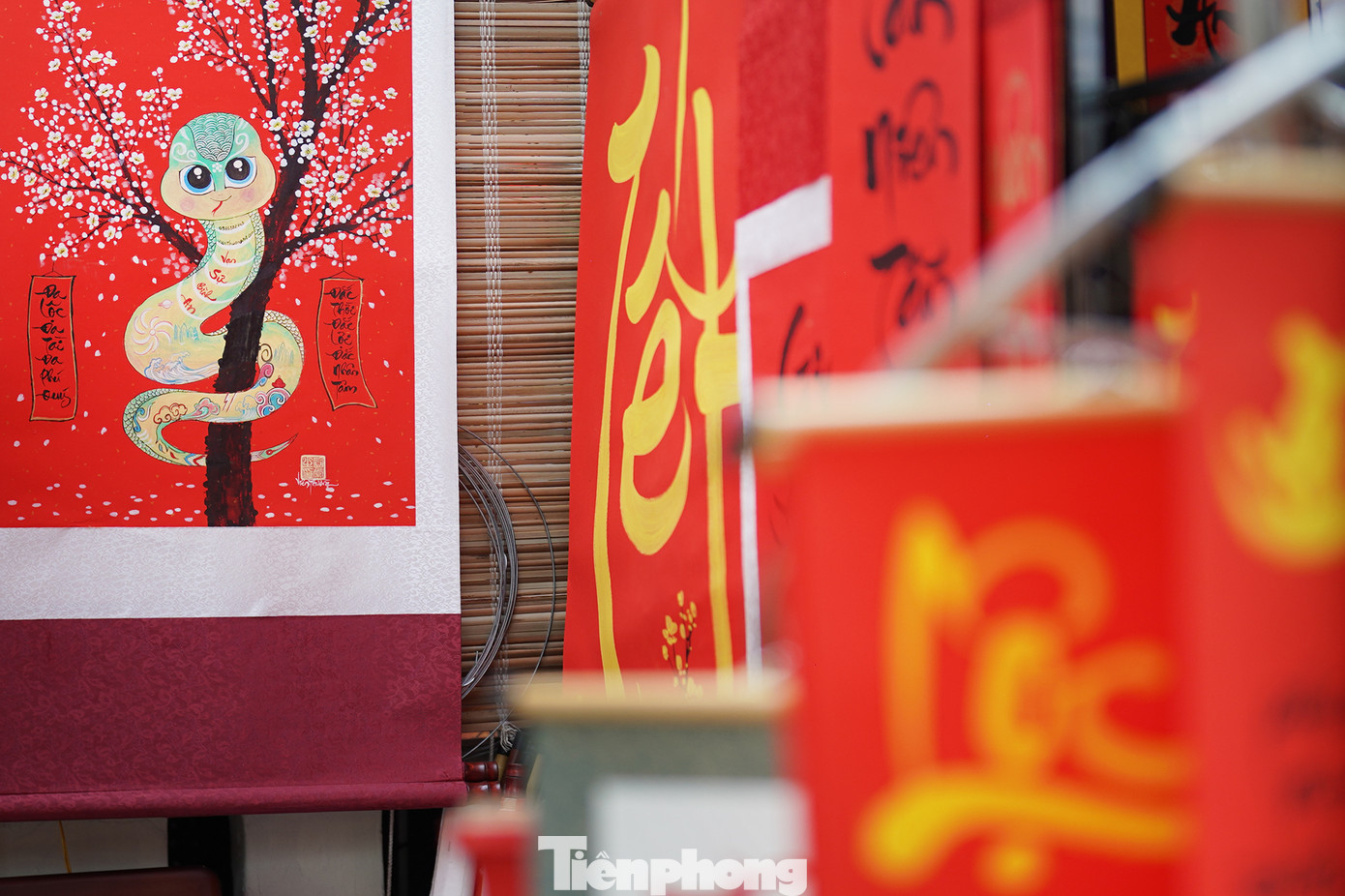 Phố Ông Đồ phía trước Nhà Văn hóa Thanh Niên có nhiều gian hàng đầu tư thiết kế, bày trí công phu.