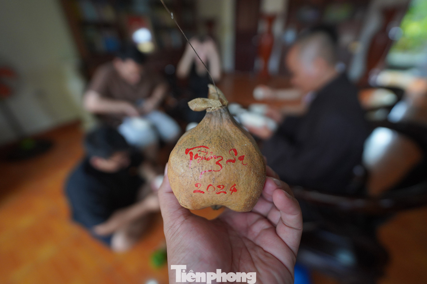 Thầy trụ trì chùa Trường Sa Lớn viết thư pháp tặng cho những vị khách đến từ đất liền.