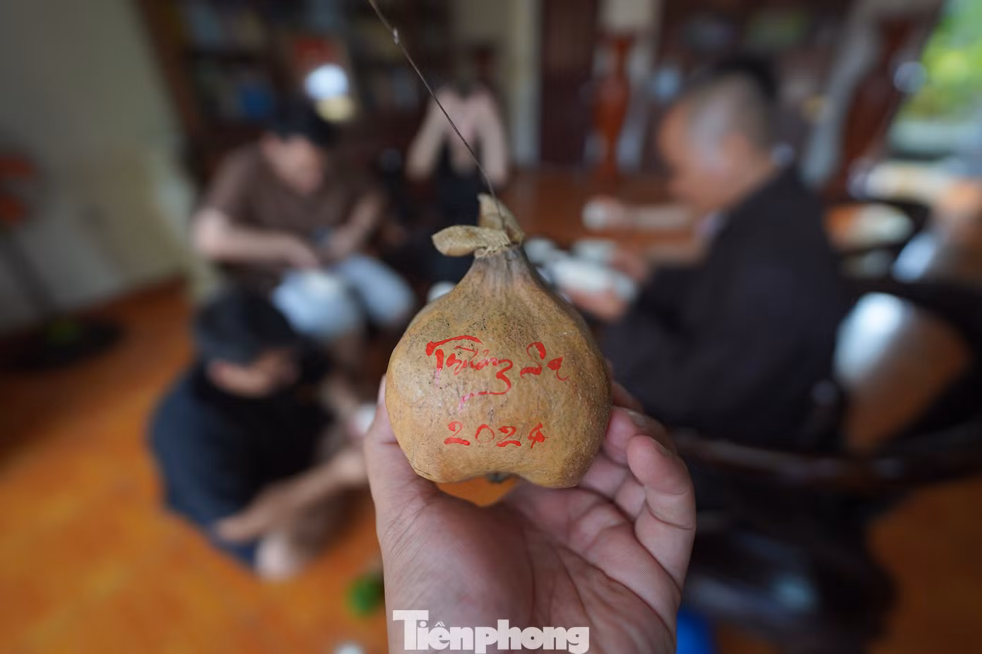 Thầy trụ trì chùa Trường Sa Lớn viết thư pháp tặng cho những vị khách đến từ đất liền.