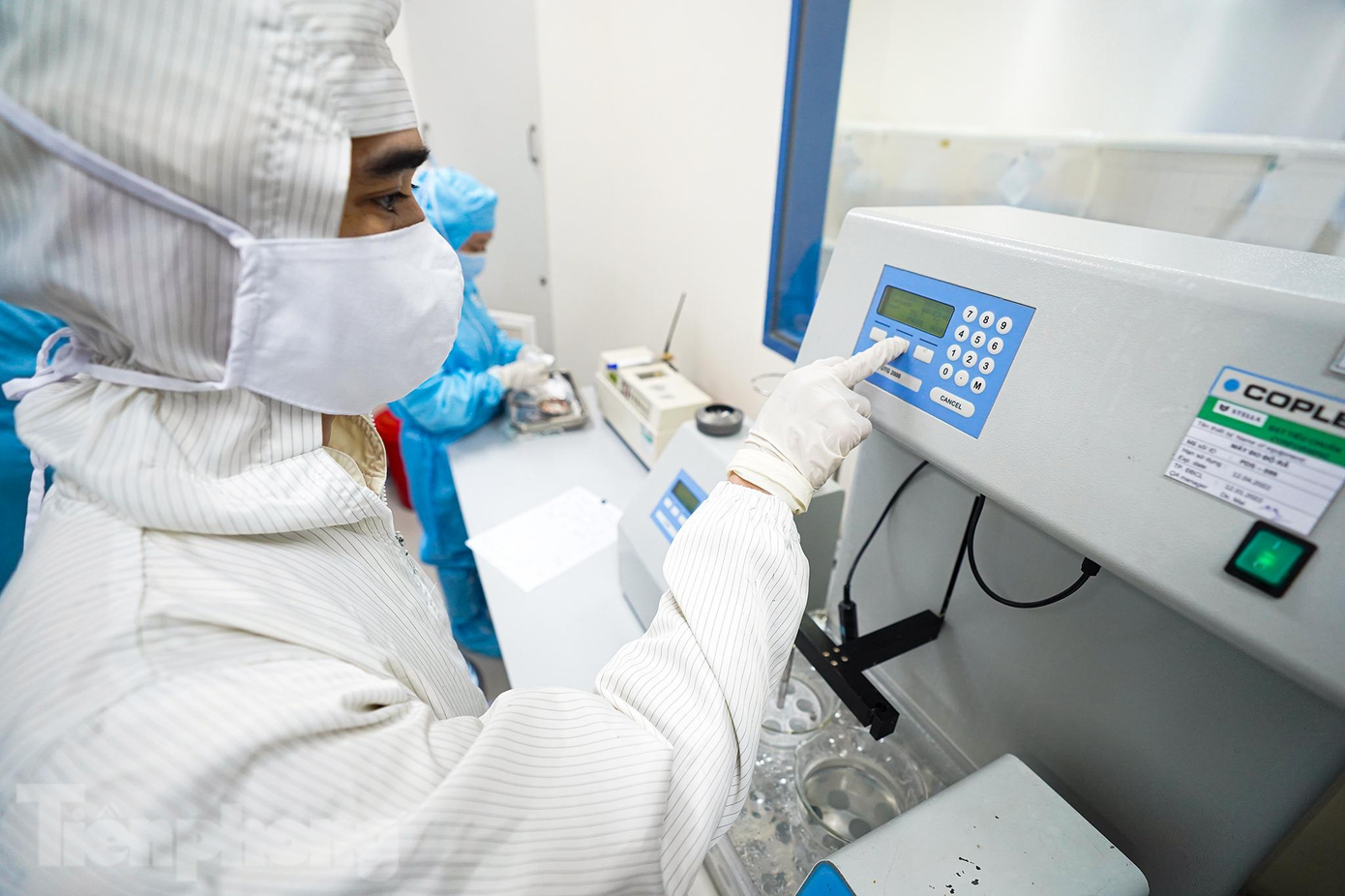 Nguyên liệu đầu vào được bảo quản nghiêm ngặt, lấy mẫu kiểm định và thực hiện các bước theo đúng quy định cho thuốc viên dạng uống.