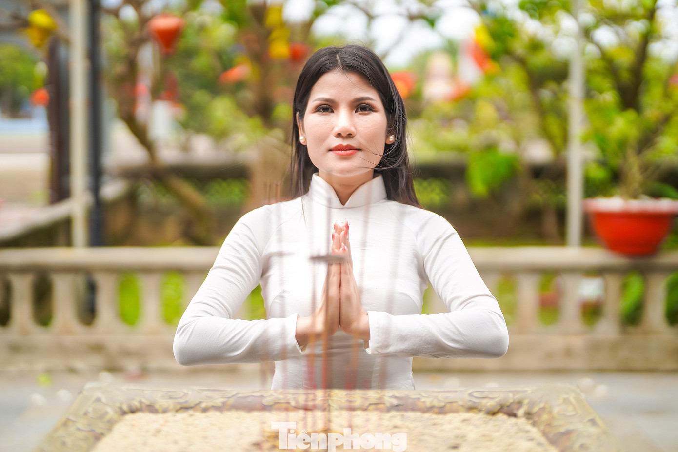 "Được đến thăm Trường Sa đã là may mắn. Được đến chùa để dâng hương thì điều may mắn ấy càng ý nghĩa hơn", ca sĩ Hoàng Yến, giọng hát top 9 toàn quốc dòng dân ca Sao mai Tiếng hát truyền hình 2013 xúc động trong tà áo dài vãn cảnh chùa Trường Sa Lớn.