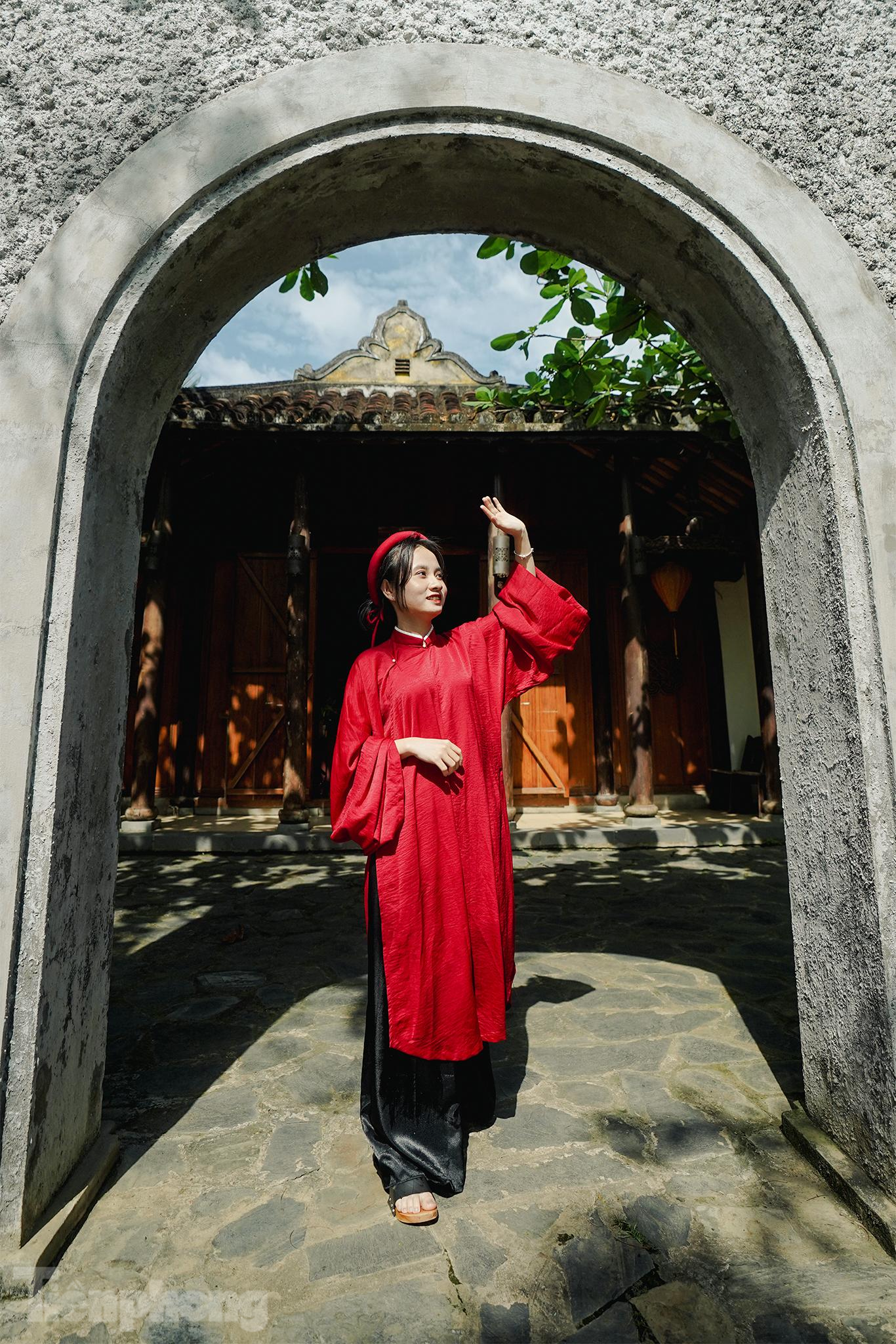 Bạn Hải Yến tạo dáng chụp ảnh trước không gian trưng bày lịch sử phát triển những tà áo dài cho rằng thực sự không nghĩ quận 9 (nay thuộc TP Thủ Đức) lại có một bảo tàng hay và nhiều chất liệu phục vụ cho việc học của mình đến như thế. Bạn Hải Yến tạo dáng chụp ảnh trước không gian trưng bày lịch sử phát triển những tà áo dài cho rằng thực sự không nghĩ quận 9 (nay thuộc TP Thủ Đức) lại có một bảo tàng hay và nhiều chất liệu phục vụ cho việc học của mình đến như thế.