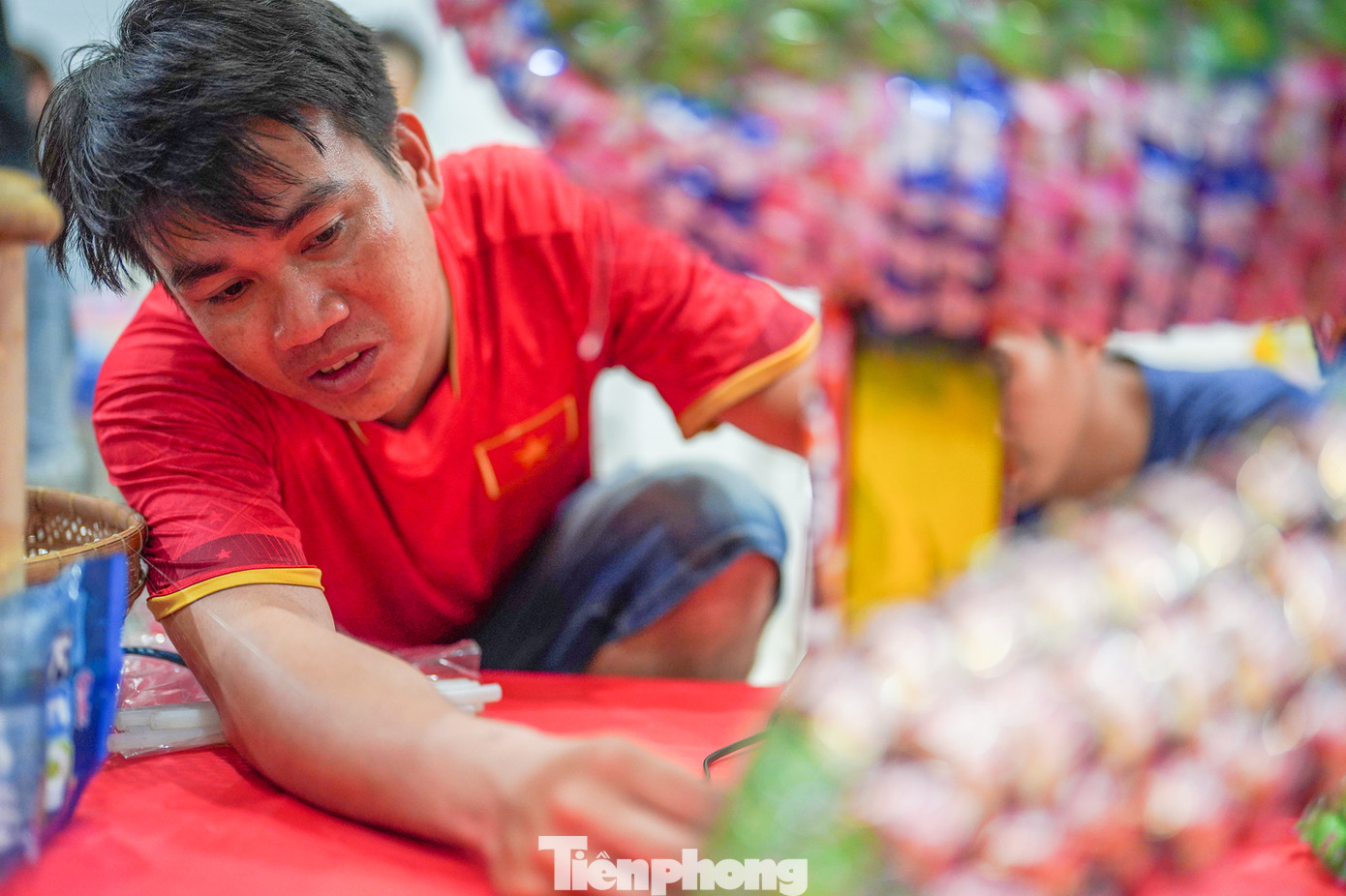 &quot;Cái này không làm dối, làm ẩu được vì khi mình không tập trung, các viên kẹo sẽ bị lệch, những chi tiết sau sẽ lệch theo&quot;, một thành viên chia sẻ.
