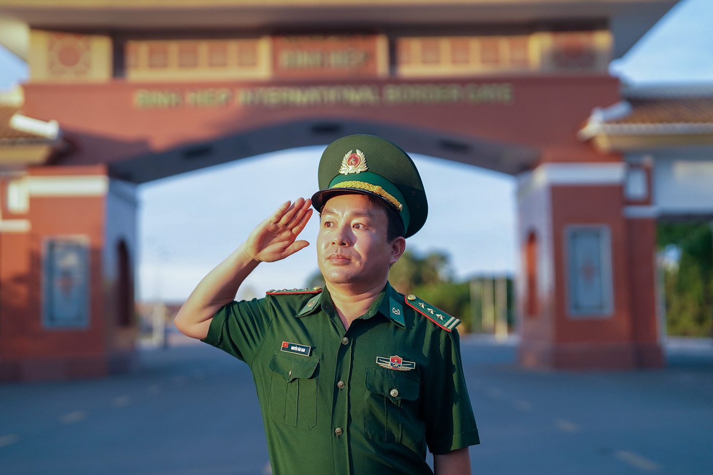 "Tiếp tục nâng cao nhận thức của cán bộ, người dân là yếu tố quan trọng trong công cuộc bảo vệ vững chắc chủ quyền lãnh thổ, an ninh biên giới quốc gia", Thượng tá Nguyễn Văn Nam, Chính trị viên Đồn Biên phòng Cửa khẩu Quốc tế Bình Hiệp, Long An cho biết.