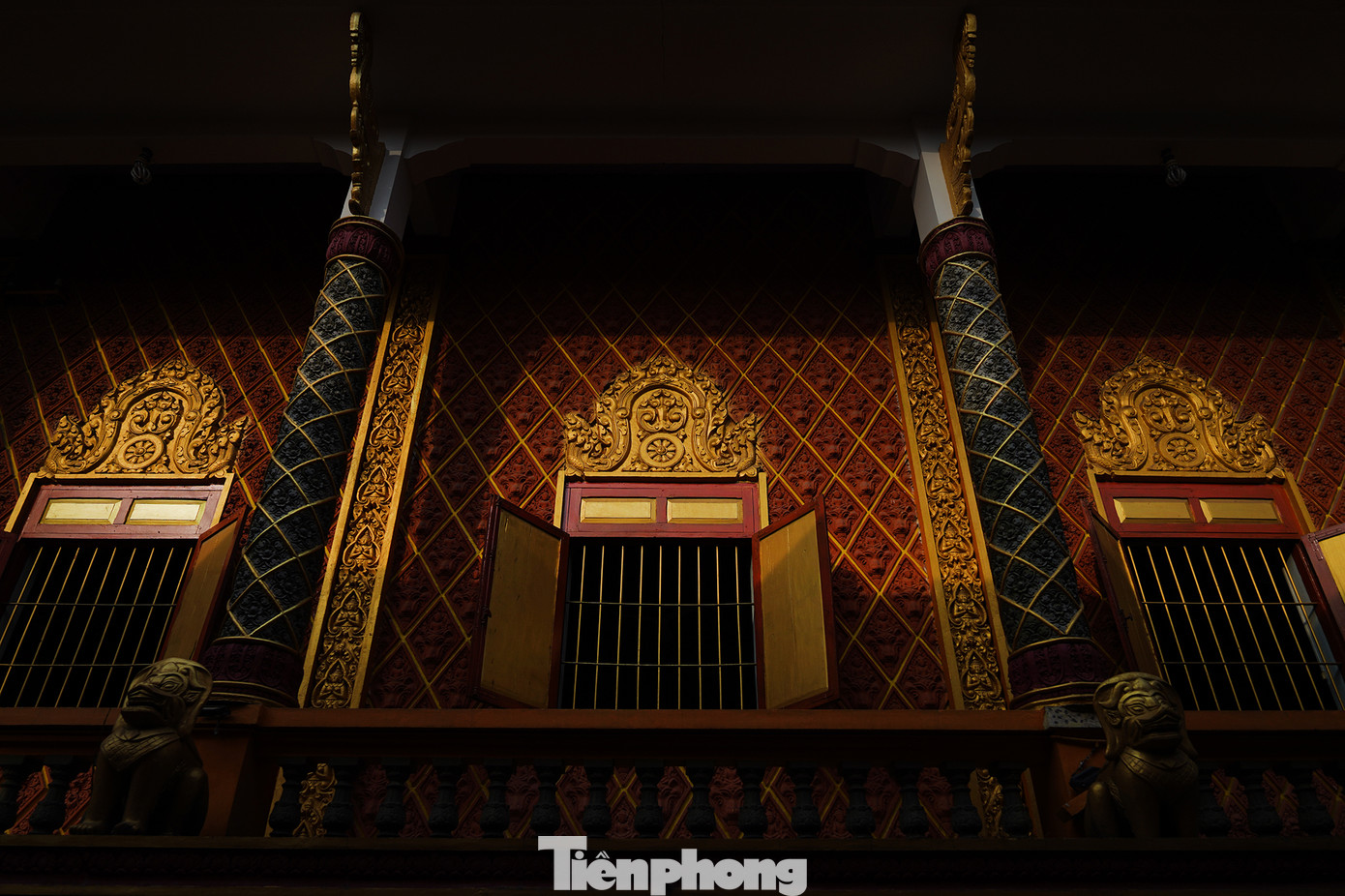 Hình tượng rắn Naga xuất hiện trên đỉnh mái, cửa sổ khu chính điện. Trong quần thể kiến trúc rộng khoảng 4.500 m2 của chùa Chantarangsay, nổi bật là ngôi chính điện xây theo hướng chính Đông, là hướng của mặt trời và hướng của đức Phật thành đạo trong đêm rằm tháng Vesak. Hình tượng rắn Naga xuất hiện trên đỉnh mái, cửa sổ khu chính điện. Trong quần thể kiến trúc rộng khoảng 4.500 m2 của chùa Chantarangsay, nổi bật là ngôi chính điện xây theo hướng chính Đông, là hướng của mặt trời và hướng của đức Phật thành đạo trong đêm rằm tháng Vesak.