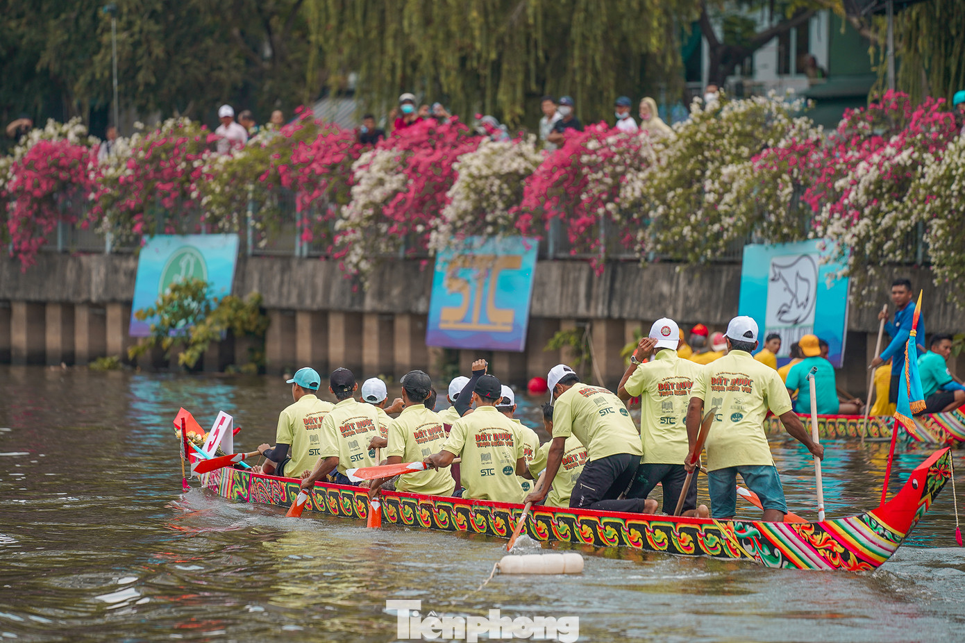 Đường đua trên kênh Nhiêu Lộc rợp sắc hoa, lãng mạn thời khắc giao mùa.