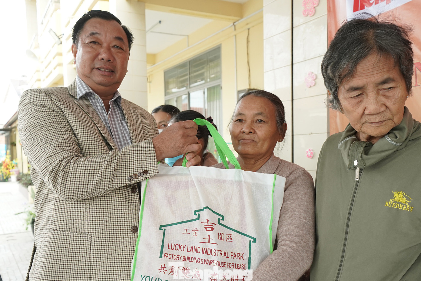 Ông Trần Khải Quang- Tổng giám đốc Công ty Cát Thổ tài trợ 500 phần quà cho bà con