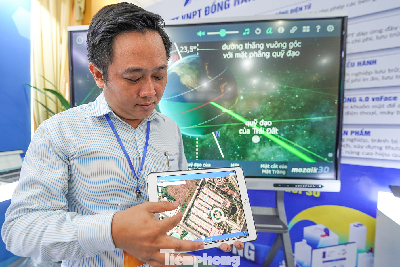 Ông Sang đang biểu diễn cách tìm mộ bên trong nghĩa trang liệt sĩ tỉnh Long An.