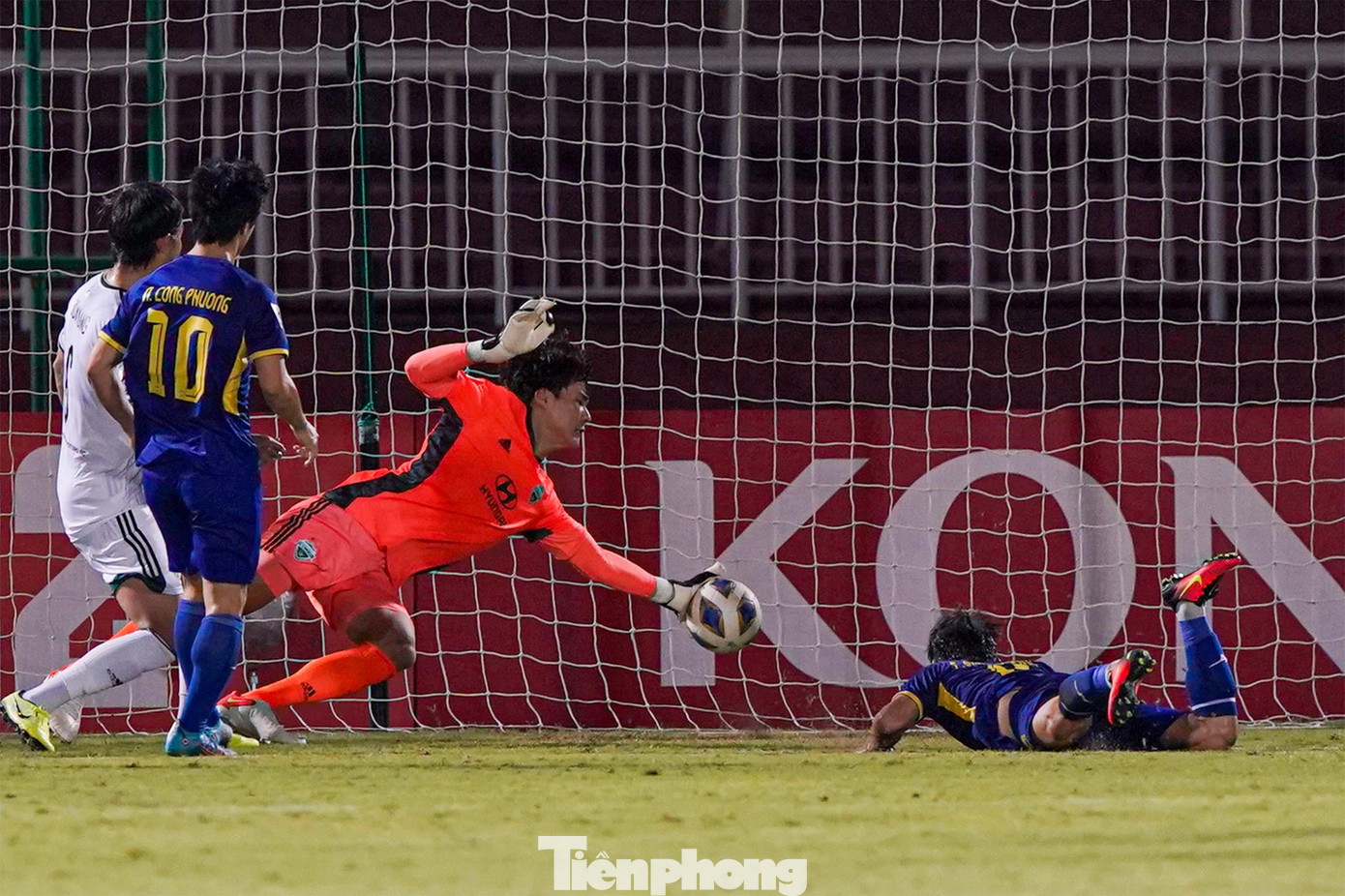 Sau khi phải nhận bàn thua, HAGL đã chơi đầy nỗ lực. Họ dâng cao đội hình tấn công và tạo ra sức ép không nhỏ lên cầu môn đối phương.