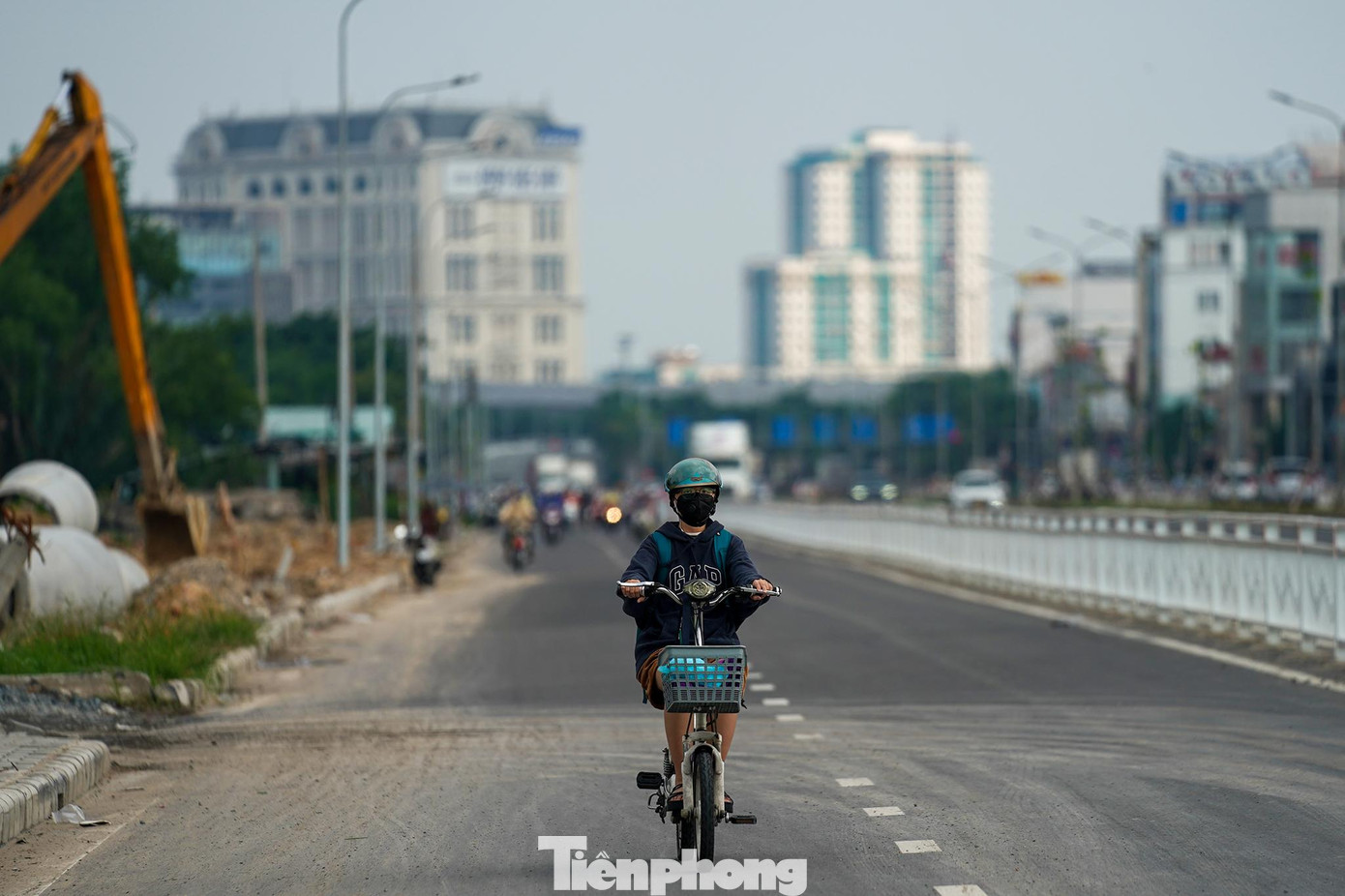 Hình ảnh xe máy, xe điện lưu thông ngăn cách với dòng phương tiện siêu trường siêu trọng khiến nhiều người phấn khởi, an tâm lưu thông trên con đường mới.