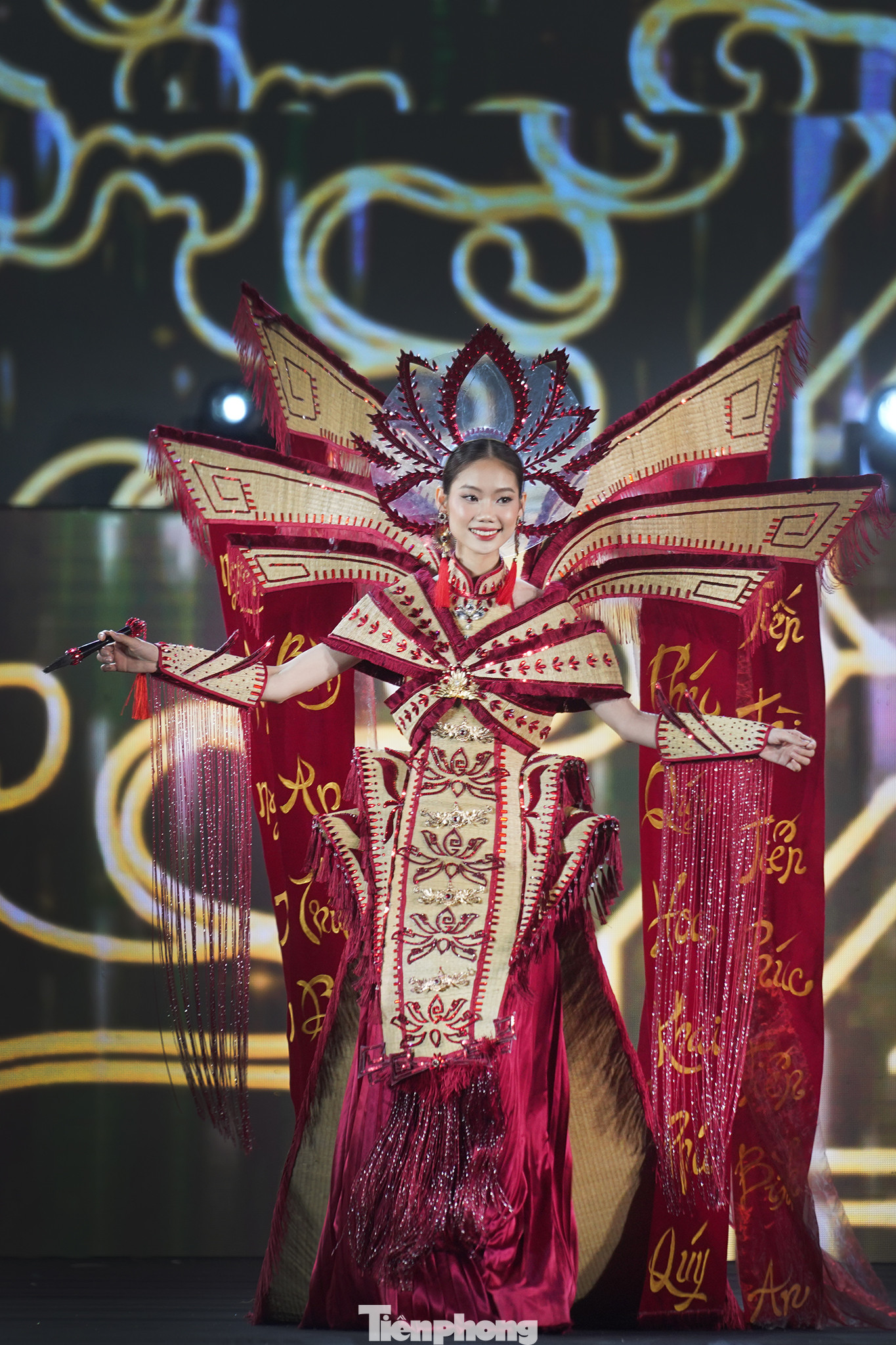 Các bộ trang phục lấy cảm hứng từ lá dừa, khăn rằn, cốm nổ, câu đối, chiếu cói… mang đến hình ảnh quen thuộc của người dân miền Tây Nam Bộ. Không chỉ là nơi tôn vinh những tài năng trẻ trong lĩnh vực thời trang, loạt thiết kế trình diễn tại Lễ khai mạc Tuần Văn hóa - Thể thao - Du lịch tỉnh Long An giúp lưu giữ giá trị văn hóa truyền thống Việt Nam.