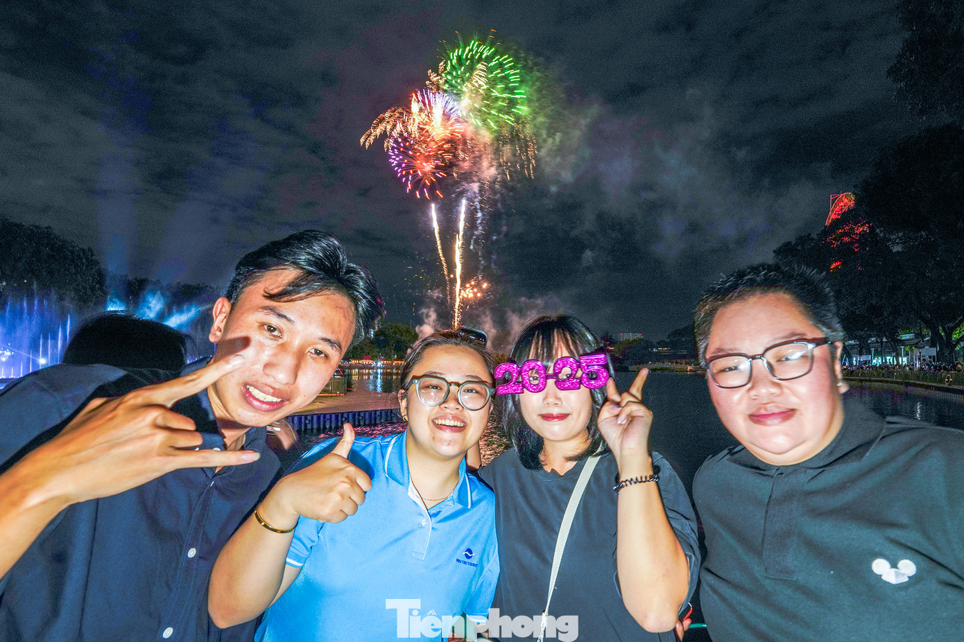 Quyên và nhóm bạn đến từ Thủ Đức cho biết, đây không chỉ là thời khắc để nhìn lại những gì đã qua mà còn là dịp để mỗi người nhìn về tương lai, đặt ra những mục tiêu và ước mơ cho chính mình. Từ những cặp đôi trẻ trung, gia đình đông đúc đến các nhóm bạn bè thân thiết, tất cả đều háo hức, tràn đầy năng lượng và hy vọng vào một tương lai tươi sáng.