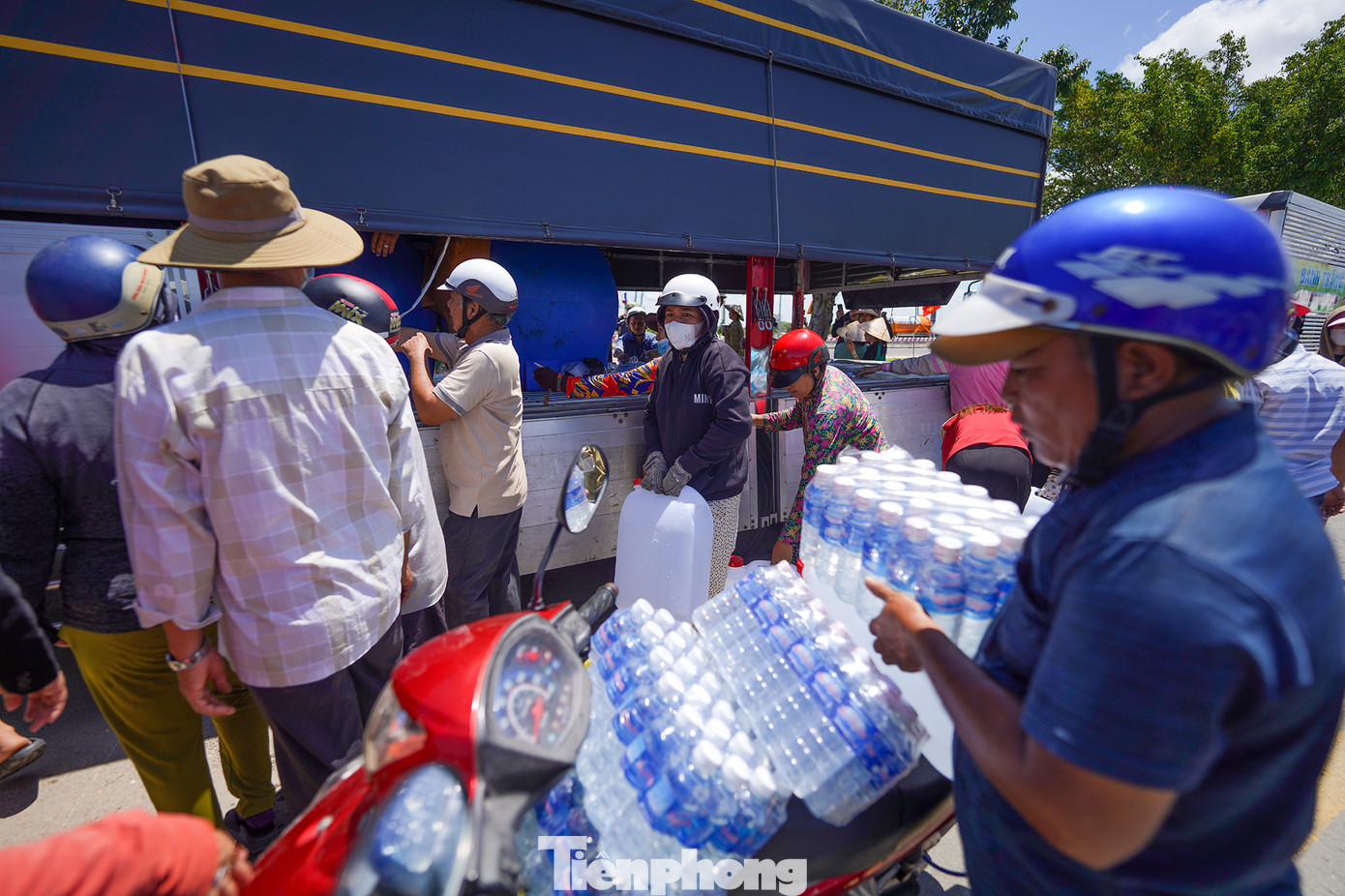 "Mong rằng bà con sẽ nâng cao tinh thần sẻ chia, nhận nước về chia lại cho những ai không có điều kiện ra đây nhận nước", một mạnh thường quân đến từ Tây Ninh chia sẻ.