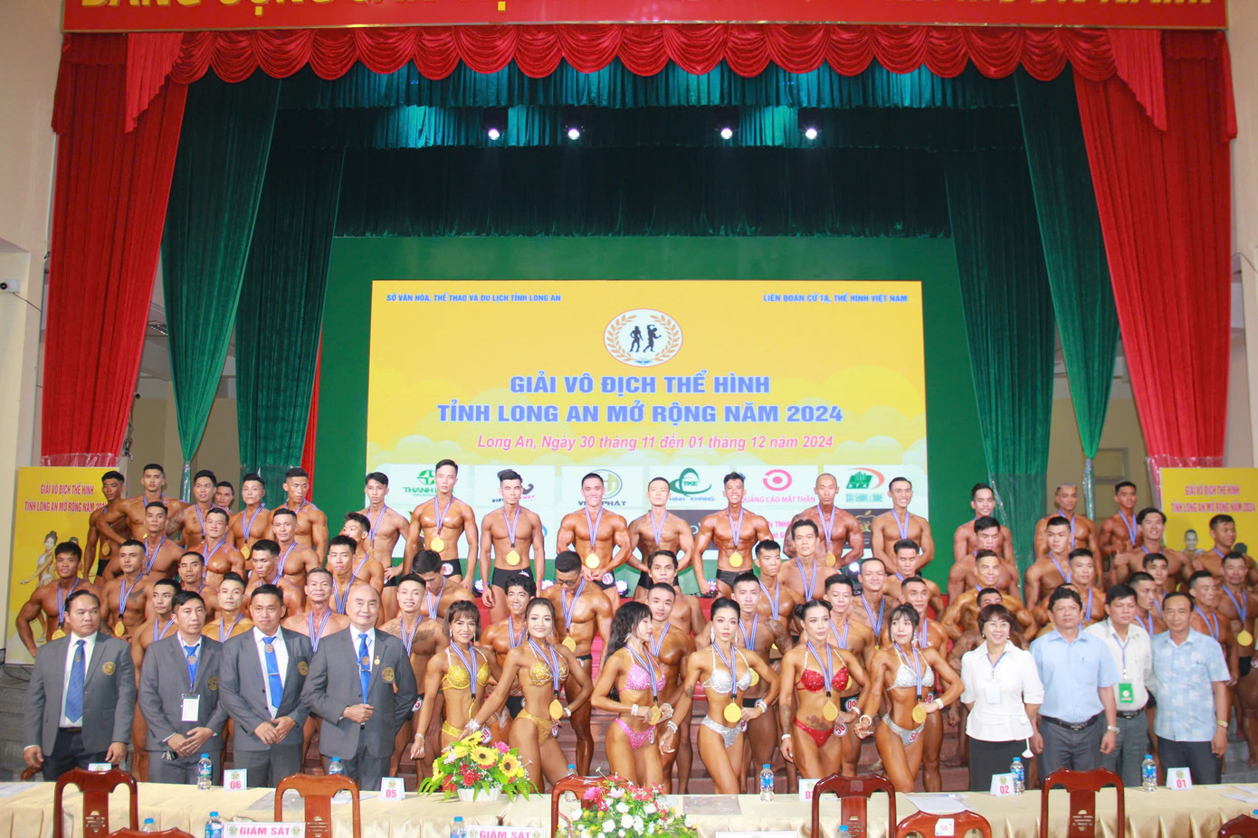 Kết quả, đoàn TPHCM giành 5/9 giải nhất. Các VĐV nữ thể hình cũng để lại nhiều ấn tượng với người dân Long An.