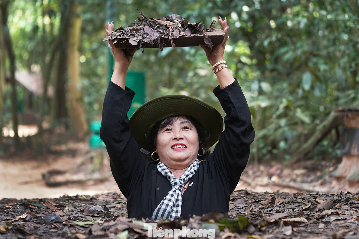 Du khách được trải nghiệm làm du kích ở địa đạo. Với giá vé hơn 600.000 đồng, du khách sẽ mua được một bộ đồ bà ba, nón tai bèo, khăn rằn...