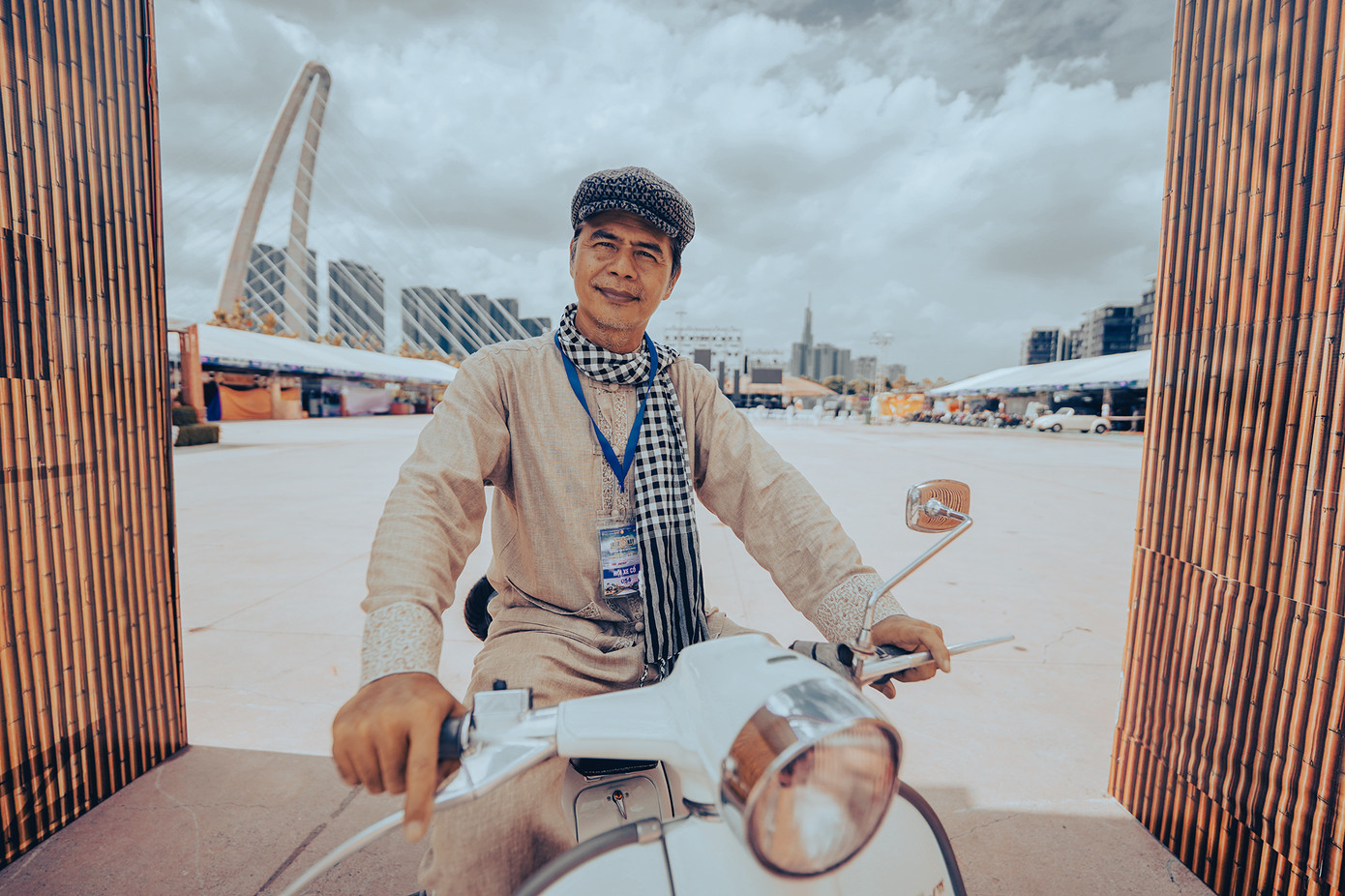 Anh Đăng chỉn chu đến cả bộ cánh hợp thời với đứa "con cưng" của anh - chiếc Lambretta "dè bầu" - phương tiện giao thông của Sài Gòn và nhiều thành phố lớn khác ở Việt Nam trong những năm 1950 - 1970.