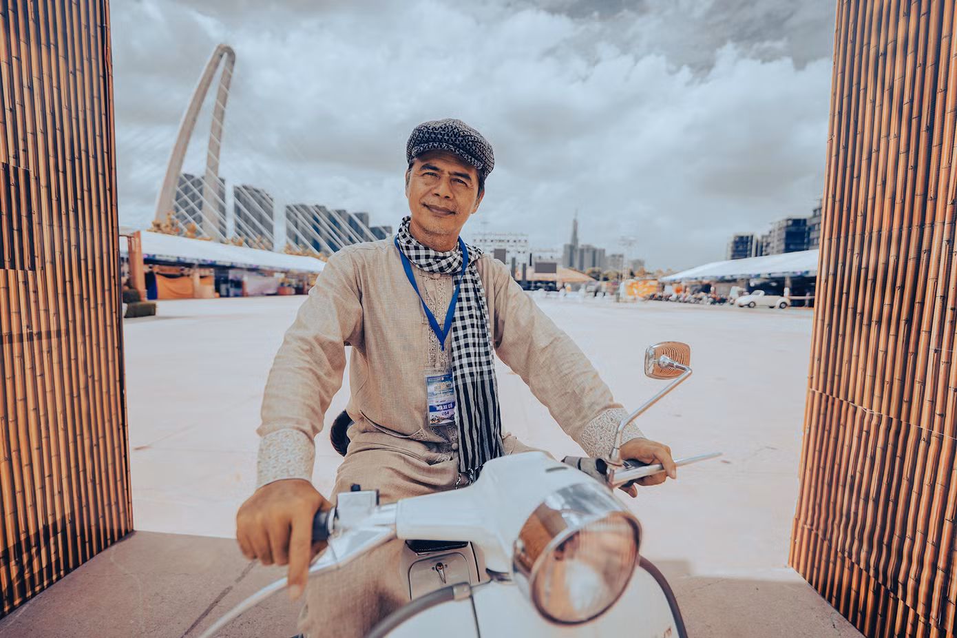 Anh Đăng chỉn chu đến cả bộ cánh hợp thời với đứa "con cưng" của anh - chiếc Lambretta "dè bầu" - phương tiện giao thông của Sài Gòn và nhiều thành phố lớn khác ở Việt Nam trong những năm 1950 - 1970.