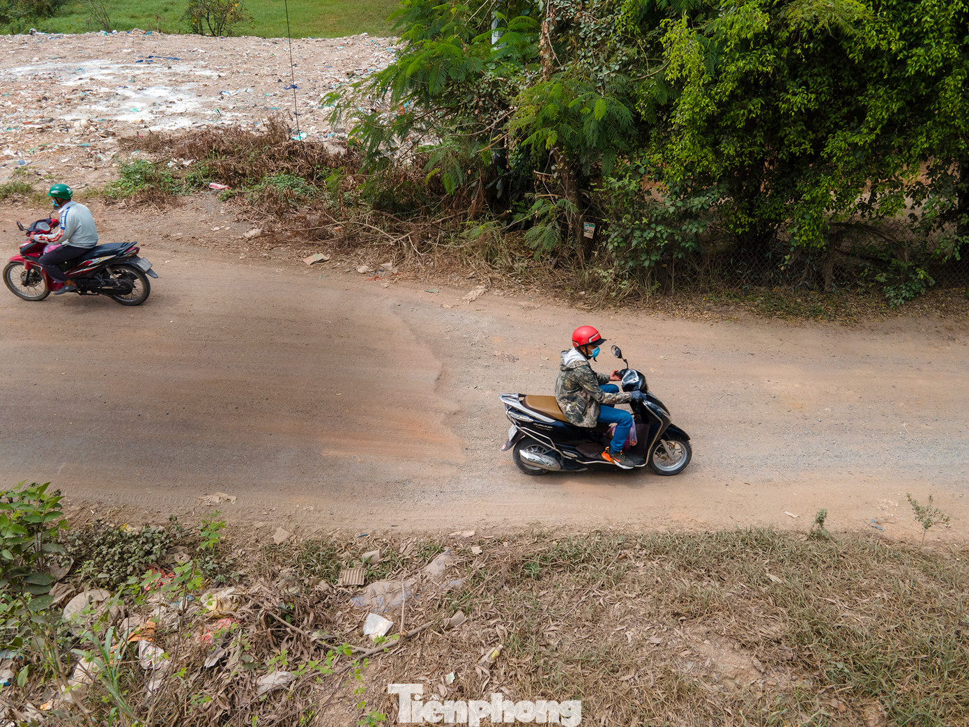 Nhìn vào đoạn này, bên phải là con đường của mười năm trước, bên trái là hiện trạng thi công gần như hoàn thiện.