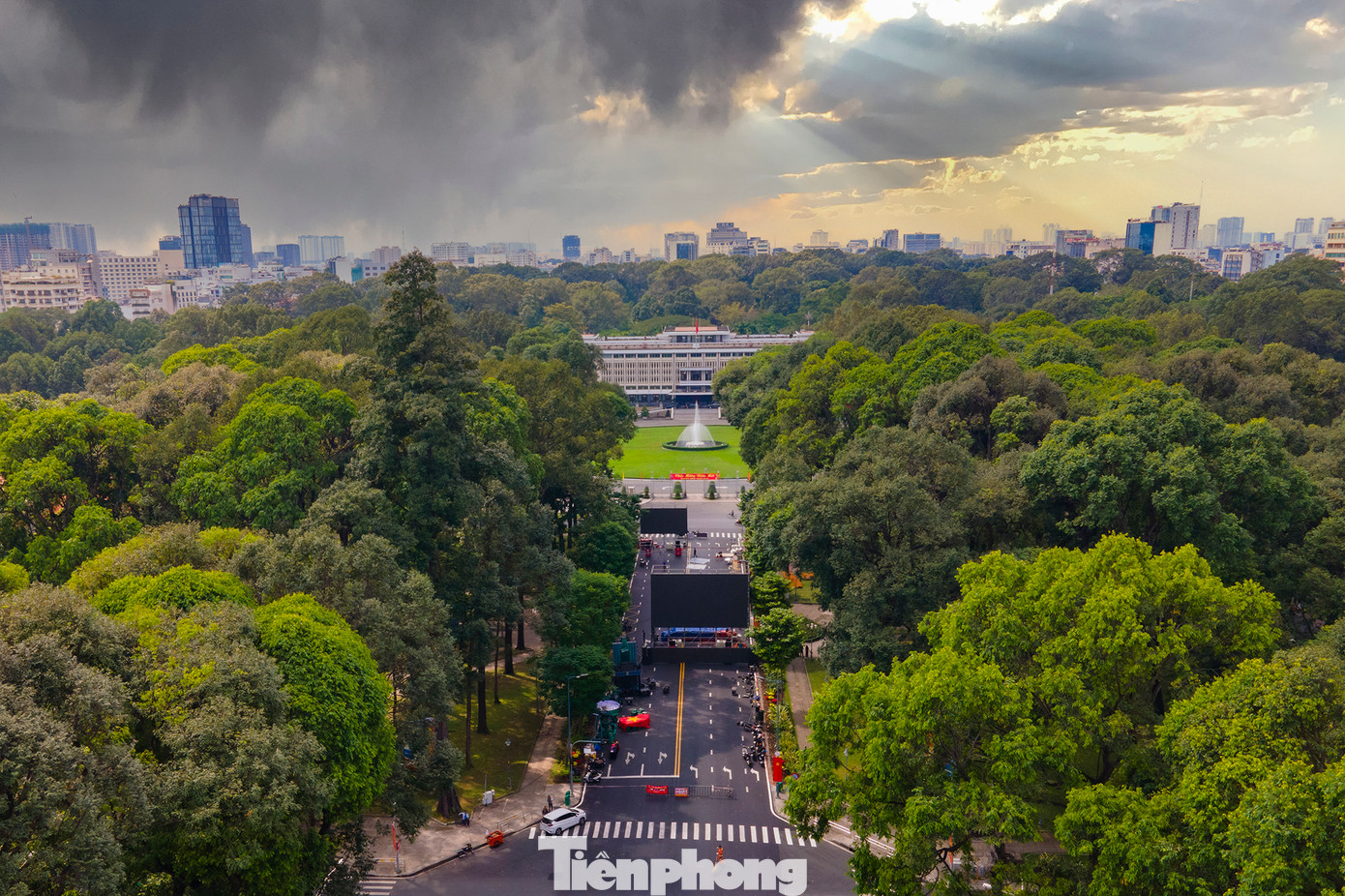 Cụ thể, việc phục vụ chiếu bóng đá hai trận chung kết lượt đi và lượt về sẽ được chuyển đến đường Lê Duẩn, khu vực trước Hội trường Thống Nhất, Công viên 30/4 và Nhà thờ Đức Bà. Cụ thể, việc phục vụ chiếu bóng đá hai trận chung kết lượt đi và lượt về sẽ được chuyển đến đường Lê Duẩn, khu vực trước Hội trường Thống Nhất, Công viên 30/4 và Nhà thờ Đức Bà.