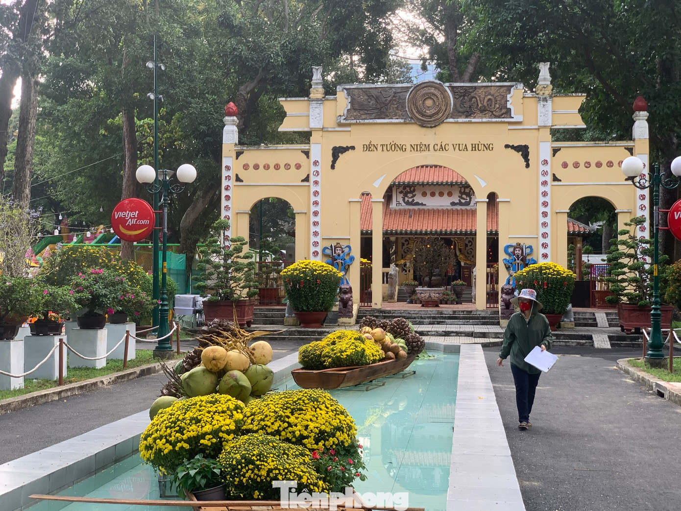 Đền Hùng bên trong công viên Tao Đàn đã nhuộm đầy sắc hoa xuân Quý Mão.