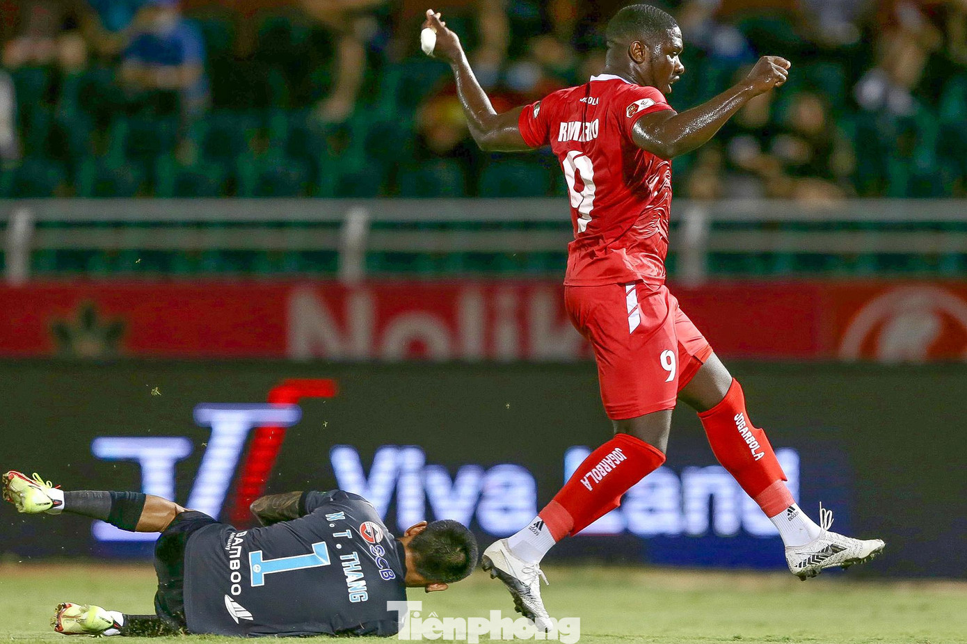 Để đội chủ nhà gỡ hòa, HLV Chu Đình Nghiêm thúc giục các học trò đẩy cao đội hình tấn công. Bên kia chiến tuyến, TPHCM cũng muốn ghi thêm bàn thắng để giành trọn 3 điểm. Phút 62, từ quả phạt góc của Việt Hưng, bóng vượt qua tầm kiểm soát của thủ môn Thanh Thắng rồi rơi ngay trước vạch vôi ở cột xa. Quá đáng tiếc cho Hải Phòng khi chân sút số 1 V-League mùa này là Rimario lại dứt điểm đi ra ngoài. Để đội chủ nhà gỡ hòa, HLV Chu Đình Nghiêm thúc giục các học trò đẩy cao đội hình tấn công. Bên kia chiến tuyến, TPHCM cũng muốn ghi thêm bàn thắng để giành trọn 3 điểm. Phút 62, từ quả phạt góc của Việt Hưng, bóng vượt qua tầm kiểm soát của thủ môn Thanh Thắng rồi rơi ngay trước vạch vôi ở cột xa. Quá đáng tiếc cho Hải Phòng khi chân sút số 1 V-League mùa này là Rimario lại dứt điểm đi ra ngoài.